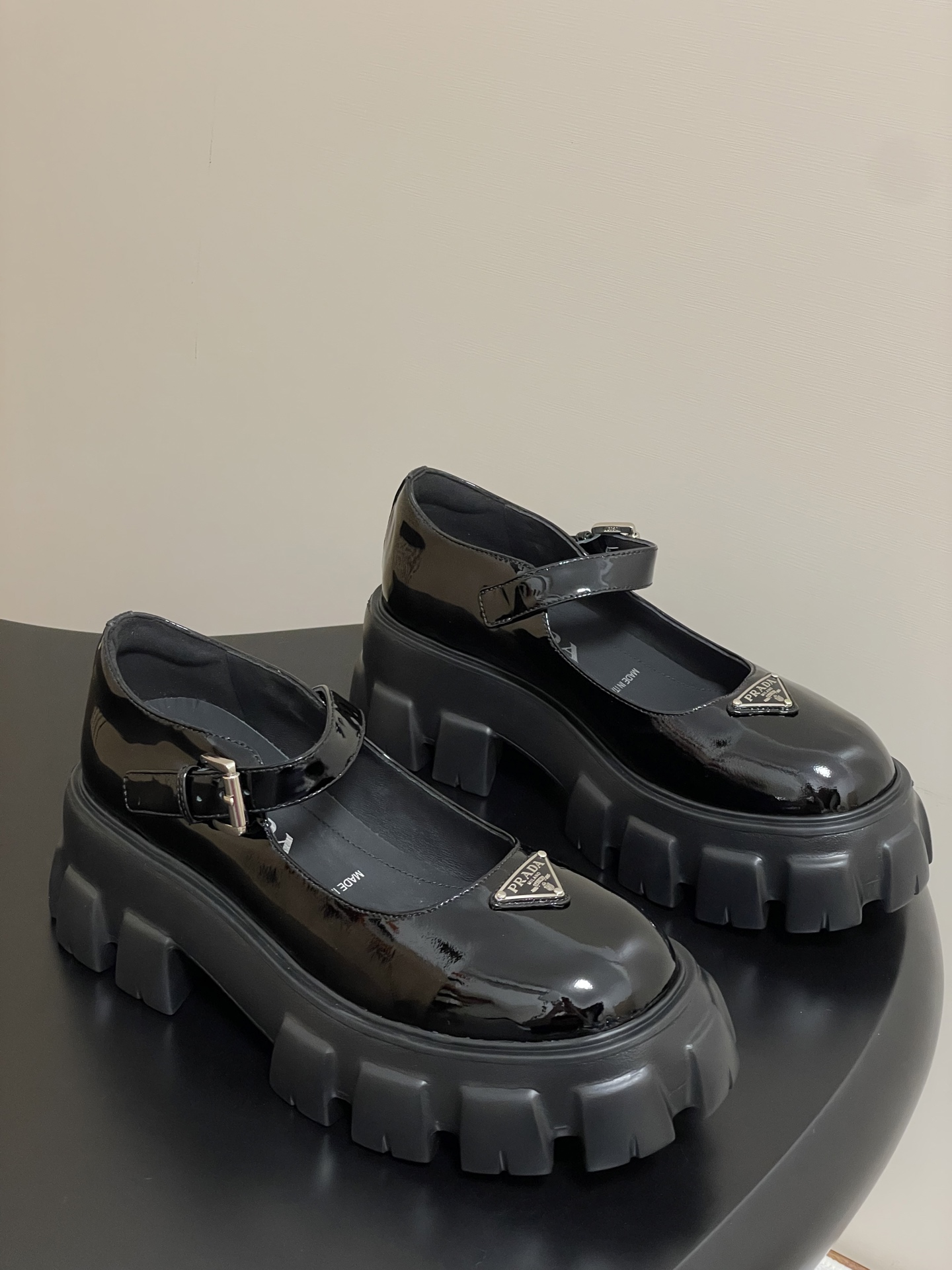 NO:461855,- Top quality Prada 25Fw latest Monolith glossy cowhide leather Mary Jane shoes Celebrity same style triangle buckle thick-soled high-height leather shoes loafers The geometric design and bold silhouette of the iconic Monolith shoes give this Mary Jane shoes a new style. The mix-and-match style shoes combines classic lines and bold details, inspired by the inner duality of Prada's aesthetics. The upper is equipped with a strap and metal buckle, and the coated metal triangle logo. The retro and fashionable avant-garde wheel-toothed thick-soled sole with cowhide upper makes the whole pair of shoes light and comfortable. Bright colors satisfy the variety of choices of fashionable people in different styles!  The iconic logo print is paired with the ancient beach sandals, and every design element is on the trendy point!  Make the whole pair of shoes light and comfortable, bright colors satisfy a variety of choices for fashionable people in different styles!  Upper beaded cowhide/beef patent leather inner foot pad cowhide original sole open mold IP foam rubber sole 5cm thick Size 35-39 (40.41.42 Custom made without return or exchange), loafers, prada, prada, loafers, sandals, mary jane, cowhide19860909-顶级品质 Prada 普拉达 25Fw最新Monolith 亮面牛皮革玛丽珍鞋 明星同款三角标扣厚底增高小皮鞋乐福鞋 标志性Monolith鞋履的几何设计和大胆廓形为此款玛丽珍鞋赋予全新风格.混搭风格的鞋履结合经典线条和大胆细节,灵感源自 Prada美学内在的二元性.鞋面配有饰带和金属搭扣 涂珐琅金属三角形徽标 复古时髦前卫的轮齿厚底鞋底搭配牛皮鞋面让整双鞋轻便舒适 鲜艳色彩 满足不同风格时髦人士的多种选择！标志性logo印花搭配古沙滩凉鞋造型,每一个设计元素都踩在时髦点上！ 让整双鞋轻便舒适 鲜艳色彩 满足不同风格时髦人士的多种选择！ 鞋面开边珠牛皮/牛漆皮 内里垫脚牛皮 鞋底原版开模IP发泡橡胶大底 底厚5cm 码数35-39（40.41.42定做不退换）,乐福鞋,prada,prada,loafers,sandals,mary jane,cowhide,Women's Shoes