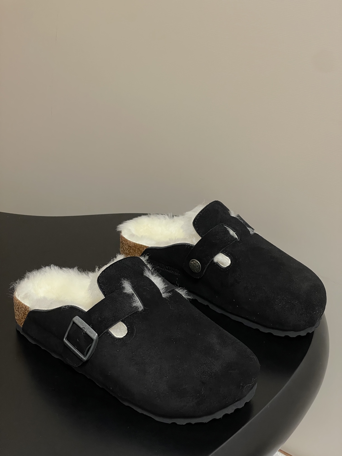 NO:461912,- BIRKENSTOCK Birkenstocks Wool mules, wool semi-slippers couples, leather suede fashionable casual toe shoes, cowhide suede soft texture and adjustable shoe buckle to improve wear comfort ⑤ Ergonomic design dispersing foot pressure, protecting ankles Cork latex footbed has a certain shrinkage, can fit the foot after long-term wear, EVA sole has high elasticity and tension resistance, good shock resistance and cushioning, suitable for all seasons, soft footbed uses an extra foam cushioning layer to provide extra comfort and all-day support, upper cowhide suede Ni Bayon face, inner footbed wool, mid-layer pine, EVA three-layer combination sole, size 35-39 (40 custom made without return or replacement)  Men's 40-44 (45 custom made without return or replacement), semi-dragged fur shoes, birdstock, slippers, cowhide19860909- BIRKENSTOCK 勃肯鞋 羊毛穆勒鞋 毛毛半拖鞋情侣款 皮革绒面时尚休闲包头鞋 牛皮绒面革质地柔软搭配可调节鞋扣提升穿着舒适度⑤ 人体工学设计分散脚部压力 保护脚踝 软木乳胶鞋床具有一定的收缩性 长时间穿着后能贴合脚型 EVA鞋底回弹性和抗张性力高 具有良好的防震、缓冲性 四季皆宜 柔软的鞋床采用额外的泡沫缓冲层 提供额外的舒适感和全天支撑 鞋面牛皮绒面 牛巴戎面 内里垫脚羊毛 鞋底中层松木 EVA 三层组合大底 码数女35-39（40定做不退不换） 男40-44（45定做不退不换）,半拖毛毛鞋,birkenstock,slippers,cowhide,Women's Shoes