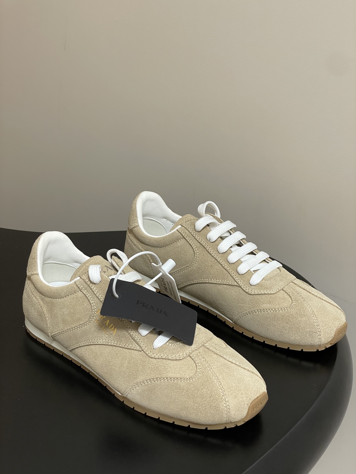 NO:463187,- 25Fw early autumn new Prada suede leather sneakers retro erotic training shoes lace-up casual sneakers This sneaker adopts a soft and light design, showing a sporty style and simple and elegant temperament. The smooth lines and soles outline the silhouette, which is perfectly balanced with functionality, comfort and modern style. The suede on the upper has a texture, wrapped in sheepskin inside, soft and glutinous. The insole is thickened with lambskin, which is extremely comfortable to put on, supports and is wrapped well. The shoe shape is full of wrapping, light and easy to wear, a practical casual shoe that looks tall and long legs!  High mercerized beef velvet upper, inner foot pad sheepskin, original sole open mold TPU two-color outsole, size 35-39 (40.41 custom made without return or exchange), casual shoes/sports shoes, prada, prada, sneakers, cowhide, sheepskin, chamois leather19860909- 25Fw早秋新款Prada普拉达 绒面牛皮革运动鞋复古德训鞋系带休闲运动鞋 此款运动鞋采用柔软轻盈的设计,展现运动风格与简约高雅气质.流畅线条与鞋底勾勒出廓形,功能性、舒适性与现代风格完美平衡. 鞋面麂皮有肌理感,内里羊皮包裹,软软糯糯的.鞋垫加厚小羊皮,踩上去无比舒适,有支撑感,又包裹得很好的感觉 鞋型包裹感十足,轻便好穿实用的一款休闲鞋,显高显大长腿！ 鞋面高丝光牛反绒 内里垫脚羊皮 鞋底原版开模TPU双色大底 码数35-39（40.41定做不退换）,休闲鞋/运动鞋,prada,prada,sneakers,cowhide,sheepskin,chamois leather,Women's Shoes