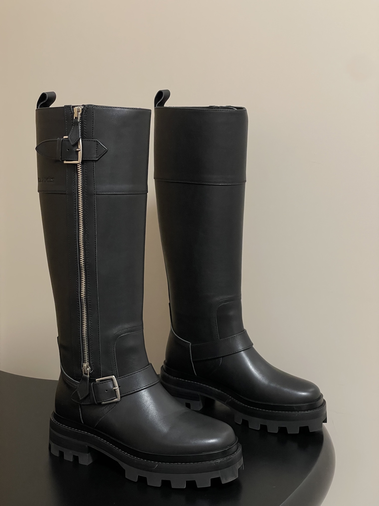 NO:463164,- Top quality Hermes H-Jaime boot series classic long boots motorcycle-style belt buckle knight boots side zipper thick sole straight boots classic simple!  The design style of boots is usually classic and simple, focusing on the smoothness of lines and the elegance of the shape. Without too many complicated decorations, it can show noble and atmospheric characteristics. This simple beauty conforms to the brand's consistent high-end positioning, and also makes its products have a fashionable sense that transcends the era and can be popular for a long time. It presents a classic long-barrel style with smooth and natural lines, and can elegantly wrap the leg lines and show a slender leg outline. Whether it is matched with skirts or trousers, it has a unique flavor. Customized calfskin upper, inner footbed cowhide, original open mold TPU sole, size 35-39 (40.41.42 custom-made, non-return and exchange), boots, hermes, hermes, boots, skirts, cowhide19860909-顶级品质 Hermes 爱马仕 H家Jaime长靴系列经典款长靴机车风皮带扣骑士靴侧拉链厚底直筒长靴 经典简约！靴子的设计风格通常以经典、简约为主,注重线条的流畅性和造型的优雅感.没有过多繁杂的装饰,却能展现出高贵大气的特质,这种简约之美符合品牌一贯的高端定位,也使其产品具有跨越时代的时尚感,能够长久流行. 呈现出经典的长筒款式,线条流畅自然,能够优雅地包裹腿部线条,展现出修长的腿部轮廓,无论是搭配裙装还是裤装都别有一番风味. 鞋面定制小牛皮 内里垫脚牛皮 鞋底原版开模TPU大底 码数35-39（40.41.42定做不退换）,靴子,hermes,hermes,boots,skirts,cowhide,Women's Shoes