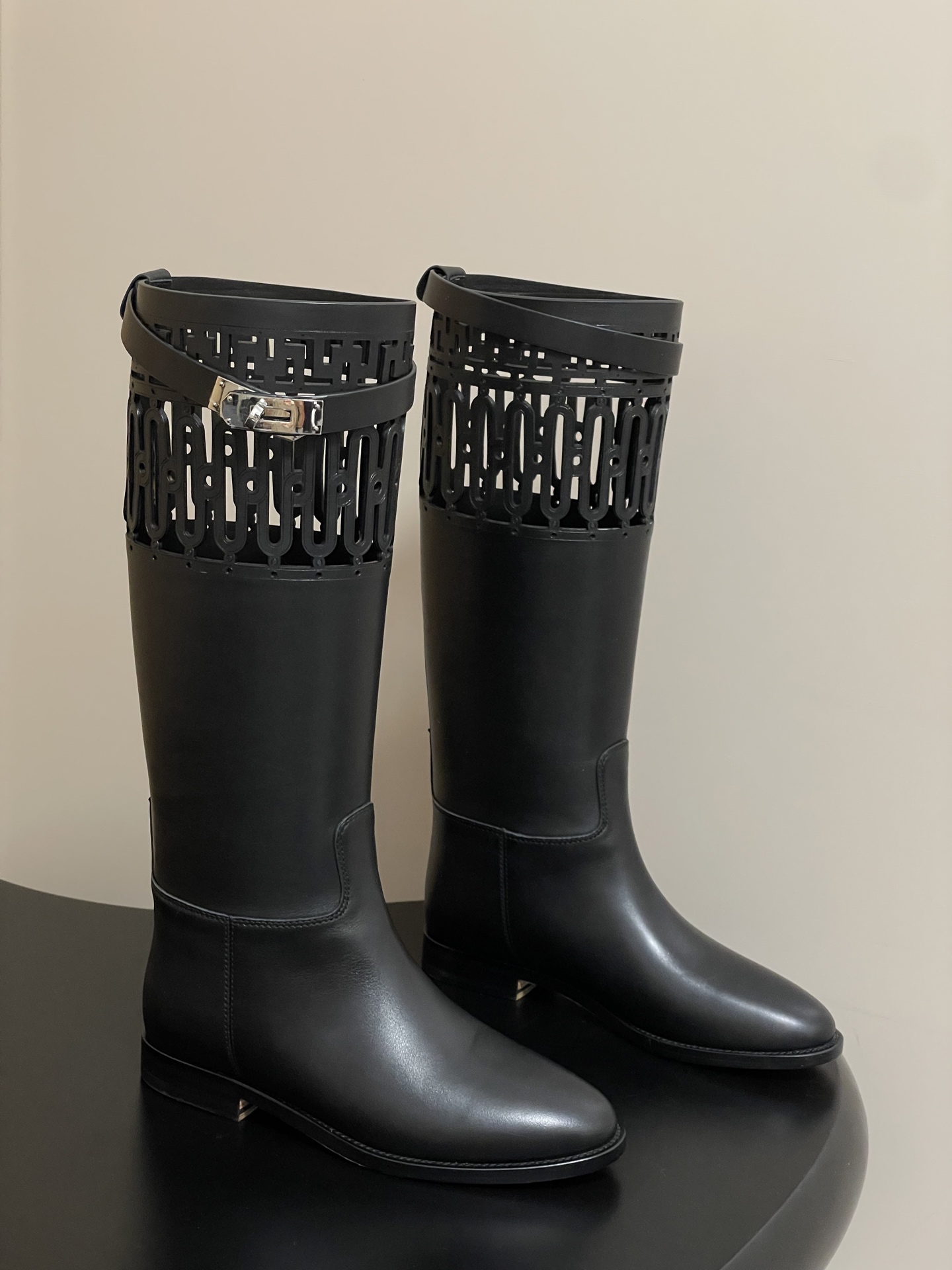 NO:463198,- Top quality Hermes H Home Jumping hollow series classic long boots Kelly button knight boots Straight boots Classic simple!  The design style of boots is usually based on classic and simple, focusing on the smoothness of lines and the elegance of the shape. Without too many complicated decorations, it can show noble and atmospheric characteristics. This simple beauty conforms to the brand's consistent high-end positioning, and also makes its products have a fashionable sense of transcendence and can be popular for a long time. It presents a classic long-barrel style with smooth and natural lines, and can elegantly wrap the leg lines and show a slender leg outline. Whether it is matched with skirts or trousers, it has a unique flavor. Customized calfskin upper, inner footbed cowhide, soles Italian A-grade genuine leather outsole, size 35-39 (40.41.42 custom made without return), boots, hermes, hermes, boots, skirts, cowhide, Leather soles19860909-顶级品质 Hermes 爱马仕 H家Jumping镂空系列经典款长靴Kelly扣骑士靴 直筒长靴 经典简约！靴子的设计风格通常以经典、简约为主,注重线条的流畅性和造型的优雅感.没有过多繁杂的装饰,却能展现出高贵大气的特质,这种简约之美符合品牌一贯的高端定位,也使其产品具有跨越时代的时尚感,能够长久流行. 呈现出经典的长筒款式,线条流畅自然,能够优雅地包裹腿部线条,展现出修长的腿部轮廓,无论是搭配裙装还是裤装都别有一番风味. 鞋面定制小牛皮 内里垫脚牛皮 鞋底意大利A级真皮大底 码数35-39（40.41.42定做不退换）,靴子,hermes,hermes,boots,skirts,cowhide,Leather soles,Women's Shoes