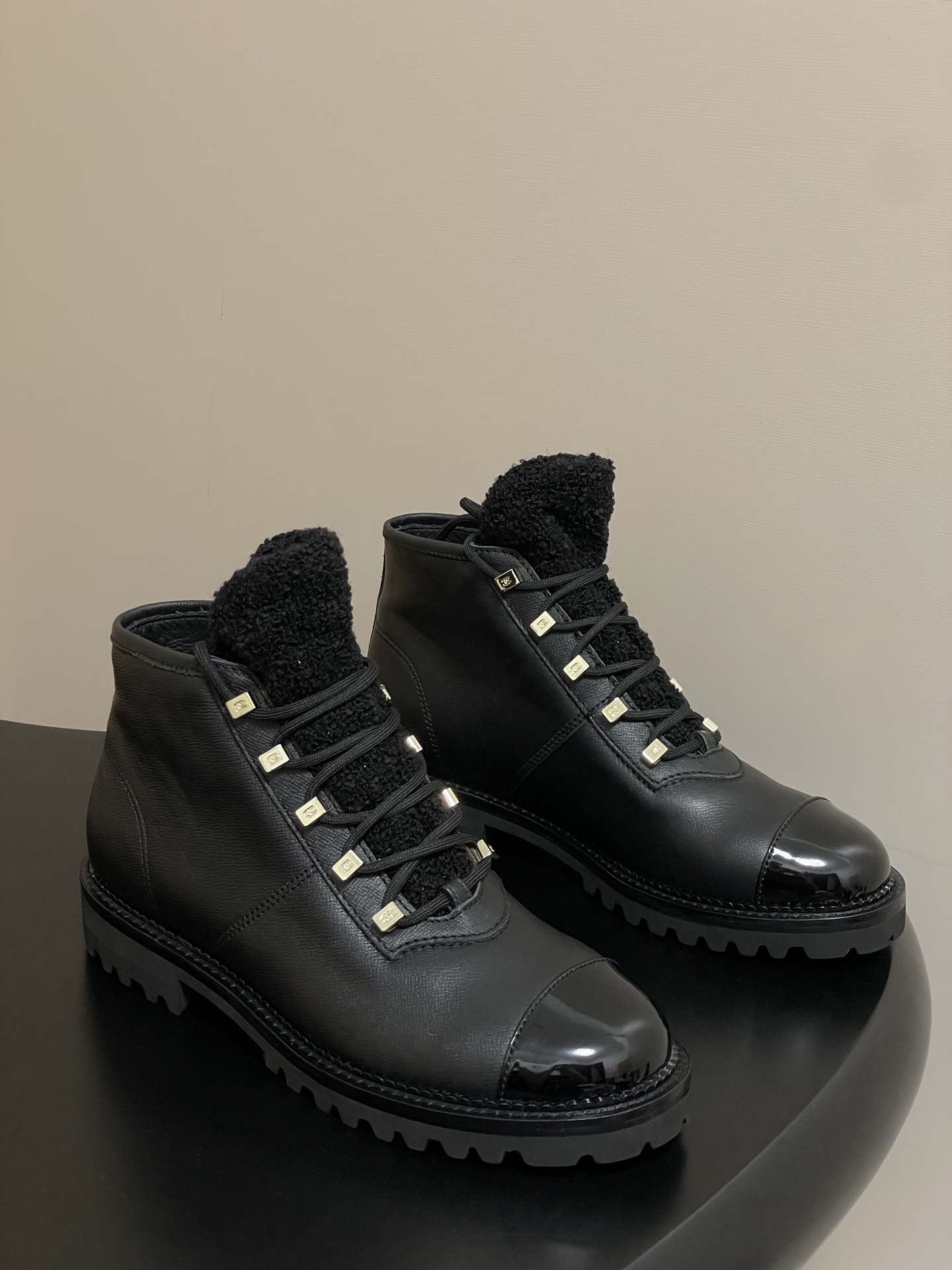 NO:465880,- 25FW autumn and winter new Chanel small fragrant Martin boots, lace-up woolen shoes and tongue ankle boots, comfortable and lazy but not losing their attitude towards life. Versatile shoe style. The daily travel needs are easily met!  The random matching is unique and advanced, and experience various styles!  Imported calfskin with inner foot padded sheepskin sole combination rubber sole (real leather edge strip) Size 35-39 (40 custom made without return or exchange), boots, chanel, boots, cowhide, sheepskin19860909- 25FW秋冬新款Chanel小香马丁靴 系带毛呢鞋舌及踝靴短靴 舒适慵懒却不失生活态度 百搭鞋型 日常出行需求轻松满足！随意搭配都很独特高级,体验各种不同的风格！ 鞋面进口小牛皮 内里垫脚羊皮 鞋底组合橡胶底（真皮沿条） 码数35-39（40定做不退换）,靴子,chanel,boots,cowhide,sheepskin,Women's Shoes