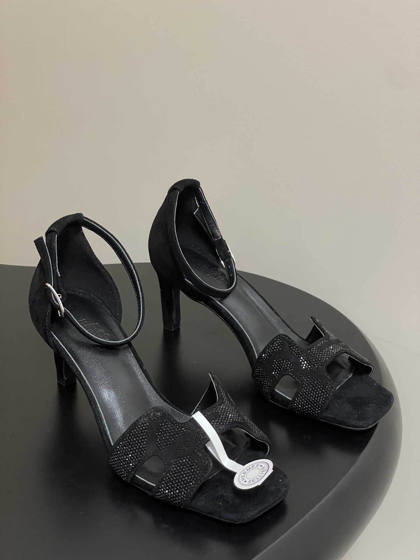 NO:471046,- Top quality (with luxury packaging gift box) Hermes Joy sandals series H home thin heel sandals hot diamonds H upper high heel sandals High heel sandals, decorated with 'Arcane' rhinestone pattern. Fashionable and versatile. It is super comfortable to match with H toe. Every detail is ultimate. The design is simple and smooth, creating a fashionable and soft evening dress shape. The upper is delicate, sheep leather/skinned diamonds, inner foot pad sheepskin, soles Italian A-grade leather outsole, heel height 7cm, size 35-39 (40.41.42 custom made without return), sandals, hermes, hermes, sandals, sheepskin, sheep, Leather soles19860909-顶级品质（配豪华包装礼品盒） Hermes 爱马仕 Joy凉鞋系列 H家细跟凉鞋烫钻H鞋面高跟凉鞋 高跟凉鞋,饰有“Arcane”水钻图案.时尚又百搭 搭配H鞋头 超级舒服 每个细节都做到极致.设计简约流畅,打造时尚柔美的晚装造型. 鞋面细腻羊猄皮/烫钻 内里垫脚羊皮 鞋底意大利A级真皮大底 跟高7cm 码数35-39（40.41.42定做不退换）,凉鞋,hermes,hermes,sandals,sheepskin,sheep,Leather soles,Women's Shoes