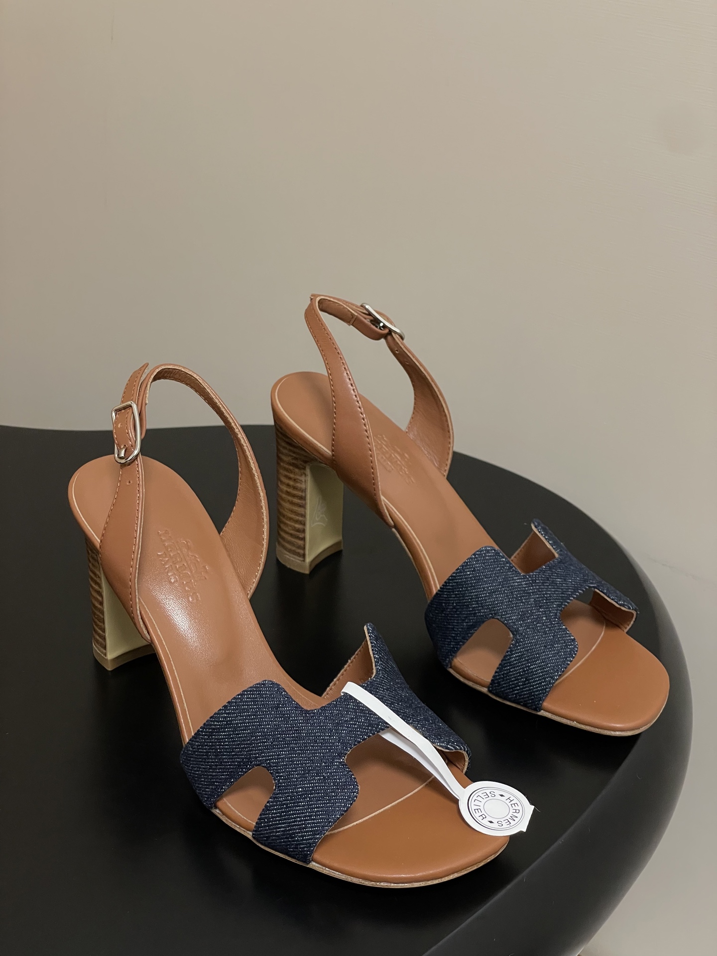 NO:471039,- Top quality (with luxury packaging gift box) Hermes Eremite 80 sandals series H home thin heel sandals palm print H upper high heel sandals fashionable and versatile. Matched with H toe, super comfortable. Every detail is the ultimate. The design is simple and smooth, creating a fashionable and soft evening dress style. Upper cowhide, inner foot pad sheepskin, sole Italian A-grade genuine leather outsole, heel height 8cm, size 35-39 (40.41.42 custom made without return), sandals, hermes, hermes, sandals, cowhide, sheepskin, Leather soles19860909-顶级品质（配豪华包装礼品盒） Hermes 爱马仕 Eremite 80凉鞋系列 H家细跟凉鞋手掌纹H鞋面高跟凉鞋 时尚又百搭 搭配H鞋头 超级舒服 每个细节都做到极致.设计简约流畅,打造时尚柔美的晚装造型. 鞋面牛皮 内里垫脚羊皮 鞋底意大利A级真皮大底 跟高8cm 码数35-39（40.41.42定做不退换）,凉鞋,hermes,hermes,sandals,cowhide,sheepskin,Leather soles,Women's Shoes