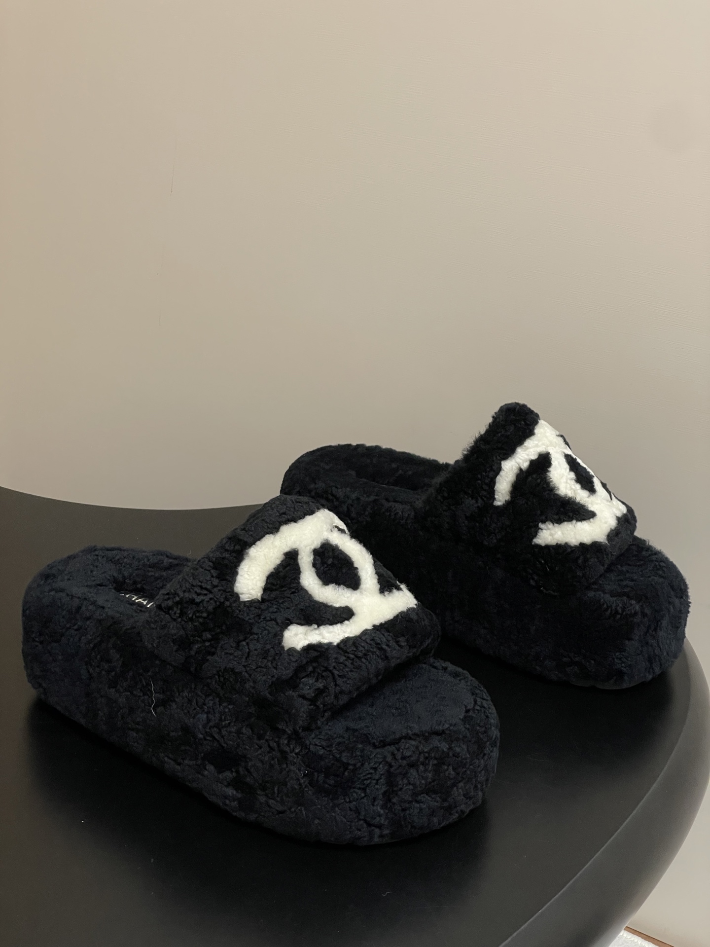 NO:465926,- 25Ss autumn and winter new Chanel Xiaoxiang classic double C wool slippers thick-soled fur shoes Muller fur slippers Baotou style upper large pair C adopts electric embroidery technology, the whole shoe is furry and comfortable, and the feeling of footwear is even more lovely!  It's simply a handful of winter. Upper wool, inner foot mattress wool, original open mold rubber sole, size 35-39 (40.41 custom made without return), semi-dragged fur shoes, chanel, slippers19860909- 25Ss秋冬新款 Chanel 小香经典双C羊毛拖鞋厚底毛毛鞋穆勒毛拖鞋 包头款鞋面大双C 采用电绣工艺,整个鞋子毛茸茸的很舒服,上脚感更是要沦陷了超级爱！简直就是冬天里的一把. 鞋面羊毛 内里垫脚羊毛 鞋底原版开模橡胶大底 码数35-39（40.41定做不退换）,半拖毛毛鞋,chanel,slippers,Women's Shoes