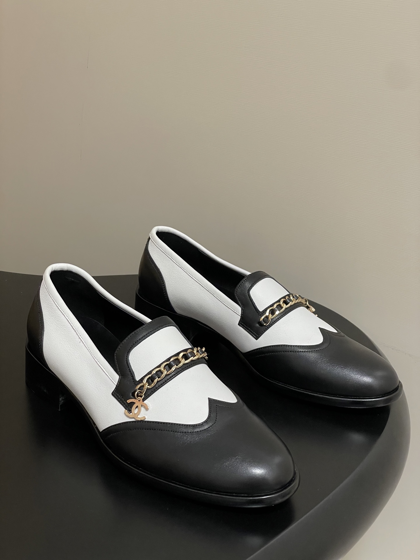 Chanel Mocassins Bicolores avec Chaîne et Double C, Cuir d'Agneau, Noir et Blanc
