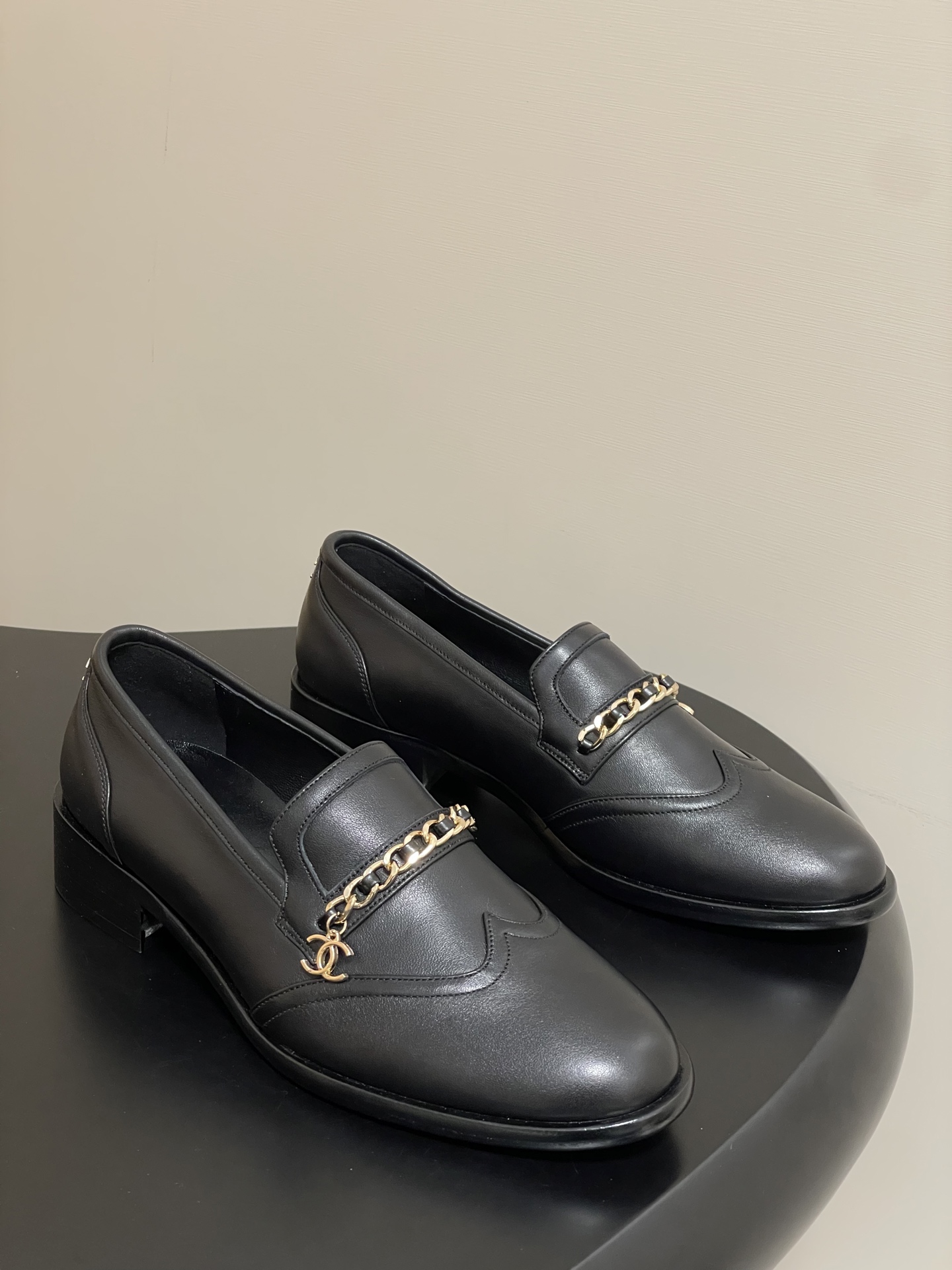 Chanel Dames Loafers met Ketting en Dubbele C-sluiting - Zwart Leer