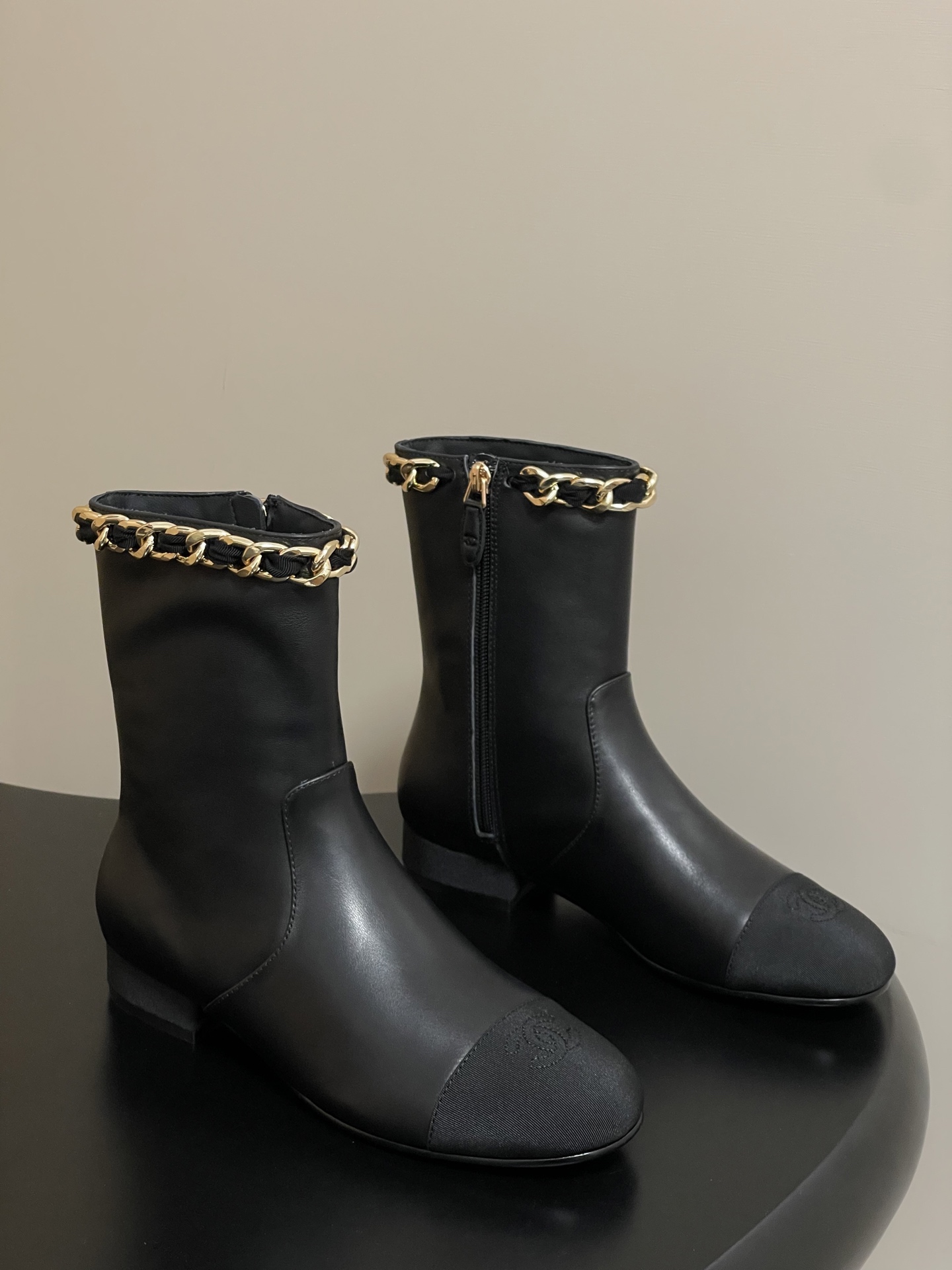 NO:465934,- New Chanel Xiaoxiang 25B autumn and winter catwalk diamond chain short boots high heel short boots iconic chain design makes the classic look!  The thick but exquisite metal chain surrounds the boot, achieving a delicate balance between hardness and softness, and collides with a strong and impactful spark of fashion. When walking, the chain sways gently with the pace, making a pleasant sound, and shows unrestrainedness in every move. The clever design of the middle heel not only ensures the comfort of wearing, whether it is paired with simple wide-leg pants. Create a casual and atmospheric workplace style or matches shorts to show the playfulness of youthfulness or slim jeans to interpret the casual and fashionable urban style, every step is on the aesthetic point. It is a 'hard product' that can be worn in the closet for ten years. Custom leather/denim soles Italian leather outsole. Heel height is 2.5cm/7cm  Number of codes 35-39 (40.41 custom made without return), boots, chanel, boots, skirts, shorts, jeans, Leather soles19860909- 早秋新款Chanel 小香25B秋冬走秀款菱格链条短靴高跟短靴 标志性的链条设计,把经典玩出花！粗旷却不失精致的金属链条环绕靴筒,在硬朗与柔美间达到精妙平衡,碰撞出极具冲击力的时尚火花.行走时 链条随着步伐轻轻晃动,发出悦耳声响 举手投足间尽显潇洒不羁 .中跟的巧妙设计 既保证了穿着的舒适度,无论是搭配简约的阔腿裤.营造随性大气的职场风格 还是与短裙短裤相配 展露青春活力的俏皮感 亦或是配上修身牛仔裤 演绎休闲时尚的都市风情, 每一步都踩在审美点上 是衣橱里能穿十年的“硬货” 鞋面定制皮料/牛仔布 鞋底意大利真皮大底 跟高2.5cm/7cm 码数35-39（40.41定做不退换）,靴子,chanel,boots,skirts,shorts,jeans,Leather soles,Women's Shoes