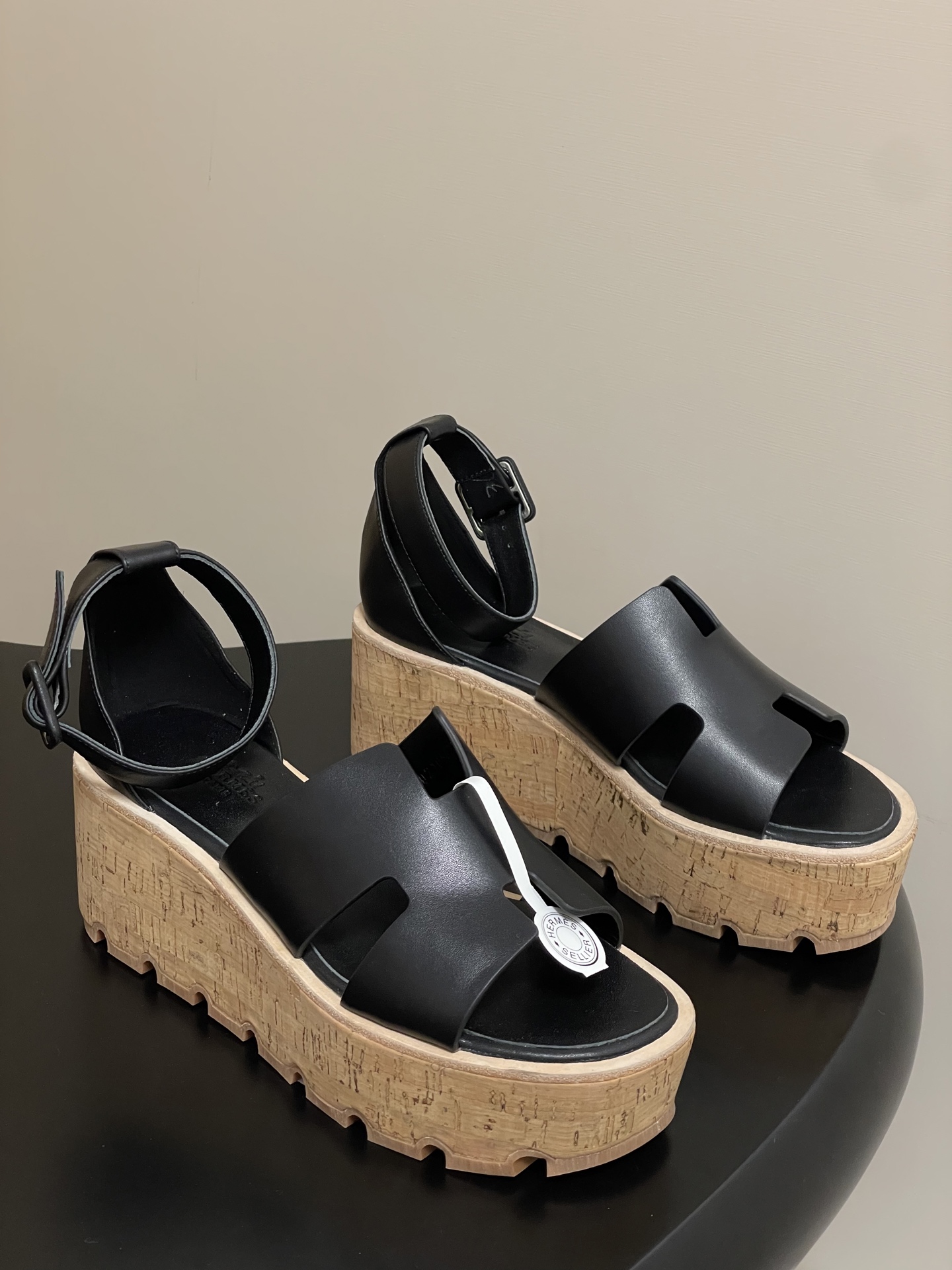 NO:471031,- Top quality (with high-end aircraft box) Hermes H Home Luce 30 sandals series thick-soled wedge sandals Classic 'H' upper waterproof platform high heel sandals Cowhide leather sandals, classic 'H' upper, paired with light wood thick sole. Double ring ankle straps to create a fashionable and soft look. Upper calfskin/high mercerized beef leather inner foot pad sheepskin sole original custom leather edge wooden combination sole heel height 7CM waterproof platform height 4CM size 35-39 (34.40.41.42.43 custom non-return), sandals, hermes, hermes, sandals, cowhide, sheepskin19860909-顶级品质（配高档飞机盒） Hermes 爱马仕 H家 Luce 30凉鞋系列 厚底坡跟凉鞋 经典“H”型鞋面防水台高跟凉鞋 牛皮革凉鞋,经典“H”型鞋面,搭配轻盈木质厚鞋底.双圈踝带打造时尚柔美造型. 鞋面小牛皮/高丝光牛猄皮 内里垫脚羊皮 鞋底原版定制真皮沿条木质组合鞋底 跟高7CM 防水台高4CM 码数35-39（34.40.41.42.43定制不退换）,凉鞋,hermes,hermes,sandals,cowhide,sheepskin,Women's Shoes