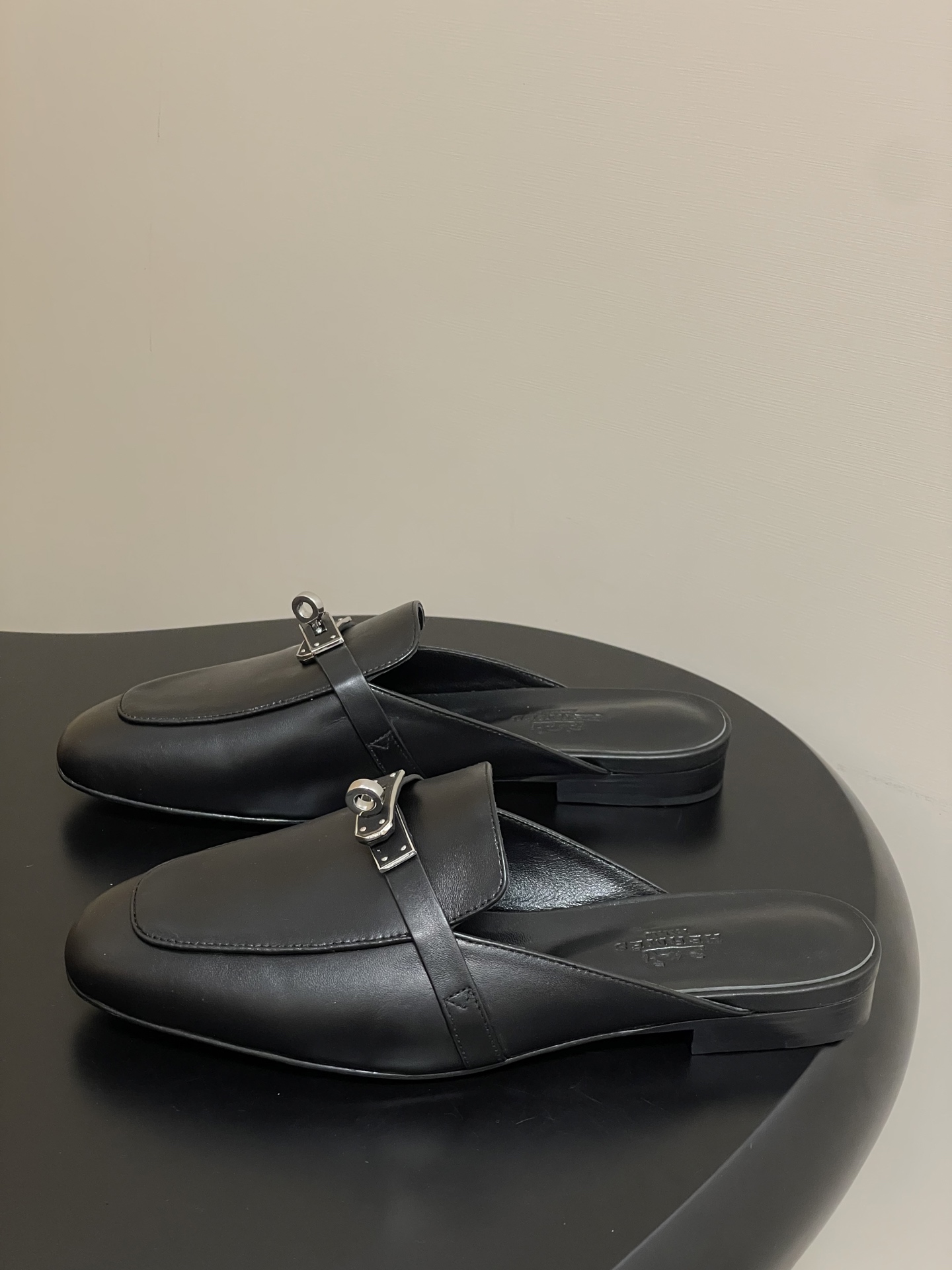 Hermès Women's Oz Mule - Classic Kelly Buckle Leather Slippers 4 i1756157479219 828 0 1