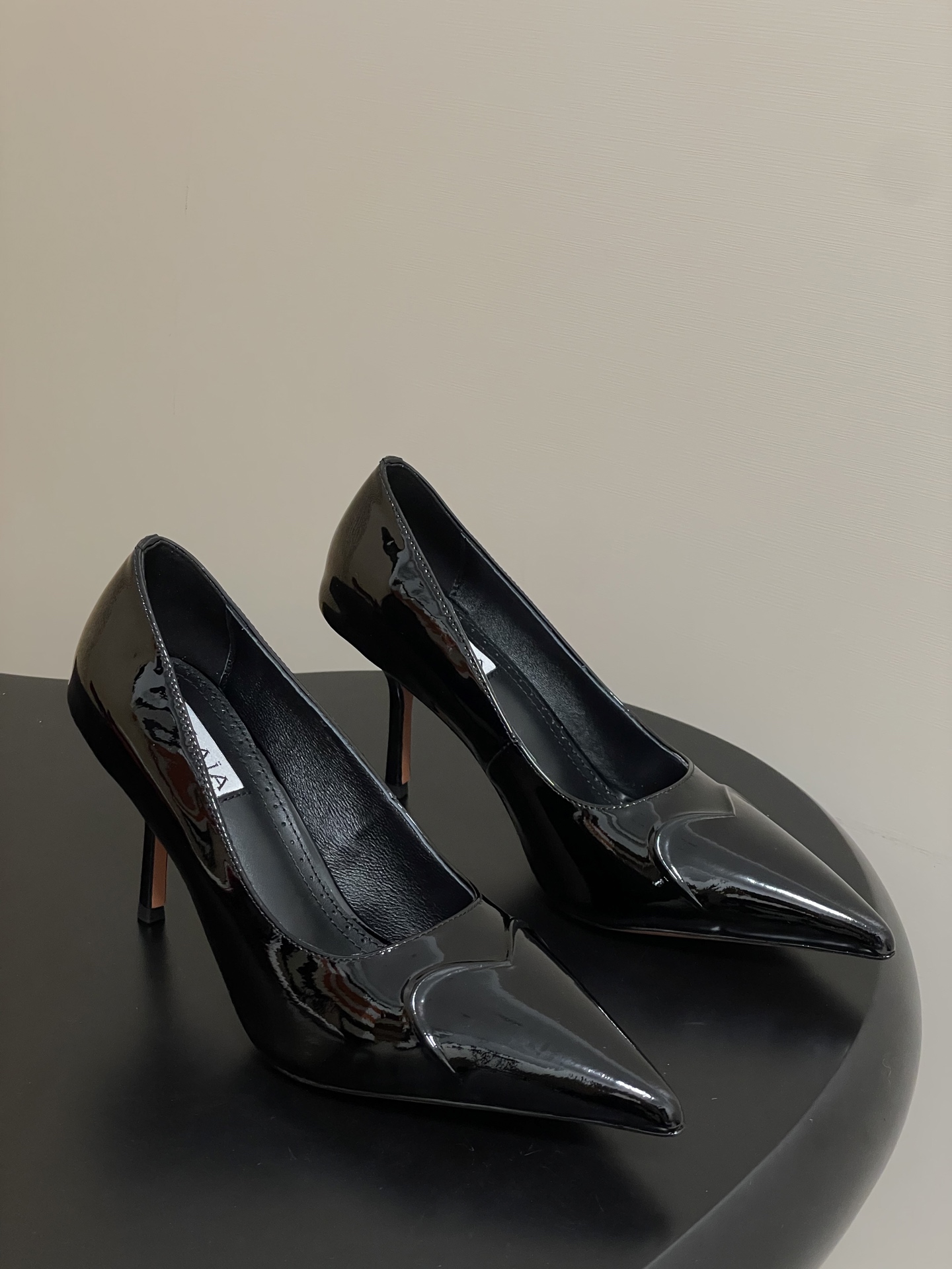 NO:465892,- Belt box 20 order notes (default regular box) 25ss early autumn new ALAIA silk love pointed high heels patent leather thin heels pointed high heels that will make you excited when you wear it!  Simple design makes the legs look long alaia love high heels. The love design can simply capture the girlish heart of every woman. The material is high and thin. When you wear it, you feel like you are a runaway princess. It is very easy to wear and look good!  Favorite high heels of the year!  Upper beef patent leather/silk satin inner foot pad sheepskin sole Italian leather outsole Heel height 9cm Size 35-39 (40.41.42 Custom made without return), high heels single shoes, alaia, high heels, sheepskin, real silk, silk fabric, Leather soles19860909-皮带盒20下单备注（默认普通盒） 25ss早秋新款ALAIA阿莱亚 真丝爱心尖头高跟鞋漆皮细跟单鞋 穿上就会心动的尖头高跟鞋！简易设计超显腿长 alaia爱心高跟鞋 爱心的设计简直就是会俘获每个女人的少女心 材质显高显细 穿上就觉得自己是在逃公主 特别好穿好好看！年度最爱的高跟鞋！ 鞋面牛漆皮/真丝绸缎 内里垫脚羊皮 鞋底意大利真皮大底 跟高9cm 码数35-39（40.41.42定做不退换）,高跟鞋单鞋,alaia,high heels,sheepskin,real silk,silk fabric,Leather soles,Women's Shoes