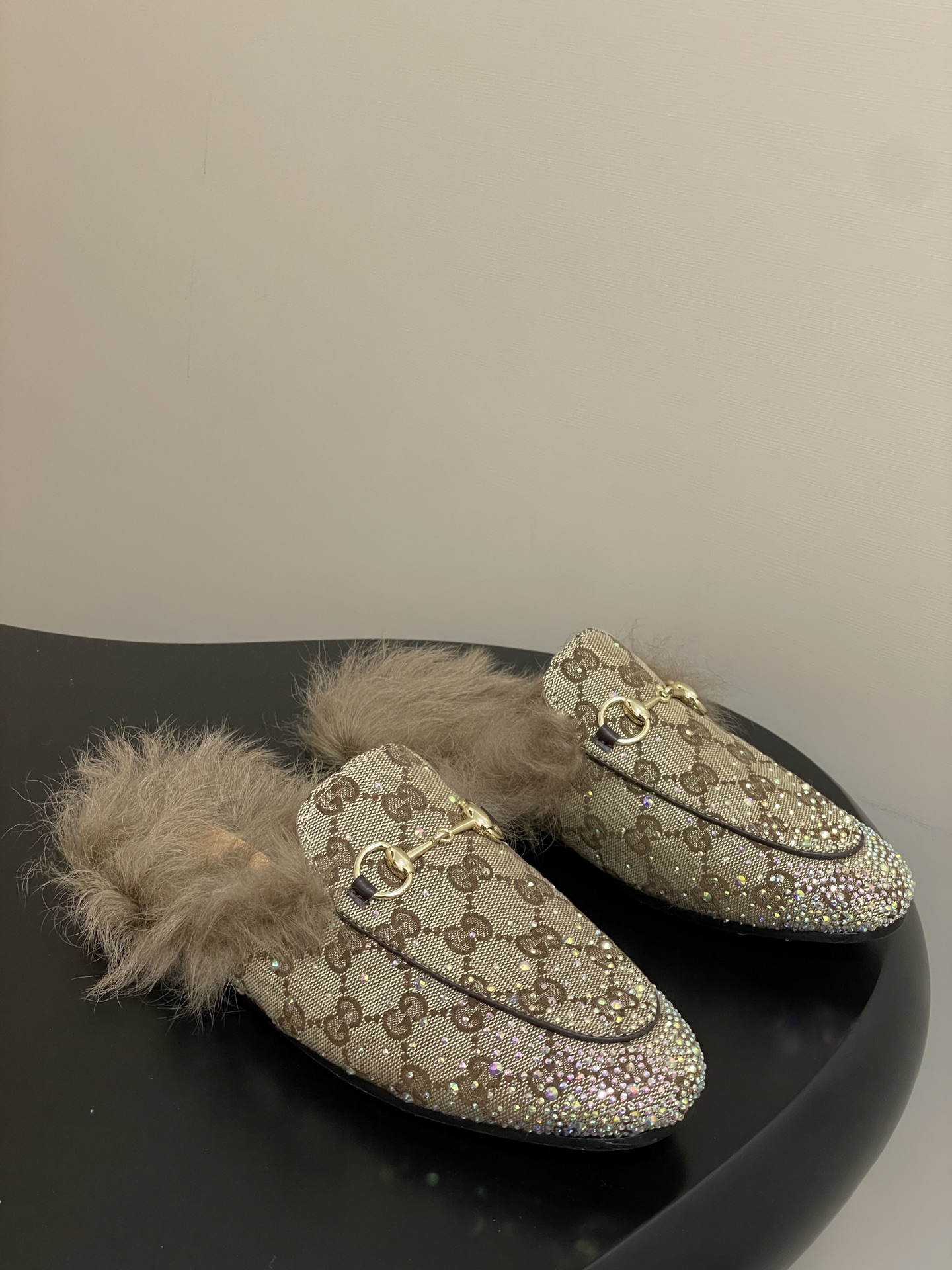 NO:465910,Diamond surface - Gucci Princetown classic wool slipper series latest version double G suede mules horse-bit flat half-slipper Tuscan wool slippers As an outstanding representative of the design heritage, the new series of horse-bit loafers vividly demonstrates classic elegance. This shoe uses the brand's iconic letter G G interwoven pattern embossed leather, creating a timeless classic. The shoe is soft in material, exquisite and smooth in the corridor, showing the elegant style of everyday!  Customized double G suede/cowhide, inner footbed Tuscan wool, sole, Italian leather outsole, size 35-39 (40.41.42, custom made without return), semi-dragged fur shoes, gucci, gucci, loafers, slippers, cowhide, Leather soles19860909钻面- 早秋新配色Gucci 古驰Princetown经典款羊毛拖鞋系列最新版面双G绒面穆勒鞋马衔扣平底半拖鞋托斯卡纳毛拖鞋 作为设计传承的杰出代表,新系列饰马衔扣乐福鞋,生动彰显经典优雅格调.这款鞋履采用品牌标志性字母G G交织图案压纹皮,成就隽永经典.这款鞋履材质柔软,廊形精致流畅,彰显日常优雅风范！ 鞋面定制双G绒面/牛皮 内里垫脚托斯卡纳羊毛 鞋底意大利真皮大底 码数35-39（40.41.42定做不退换）,半拖毛毛鞋,gucci,gucci,loafers,slippers,cowhide,Leather soles,Women's Shoes