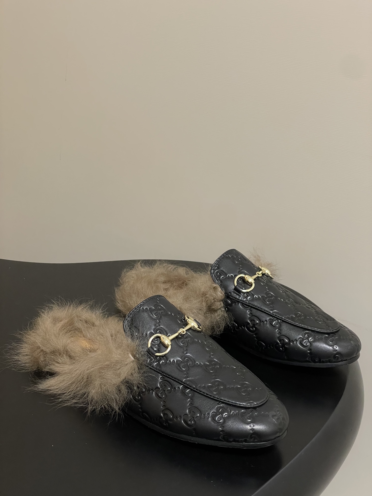 NO:465904,- Gucci Princetown classic wool slipper series latest version double G suede mules horse-bit flat half-slipper Tuscan wool slippers As an outstanding representative of the design heritage, the new series of horse-bit loafers vividly demonstrates classic elegance. This shoe uses the brand's iconic letter G G interwoven pattern embossed leather, creating a timeless classic. The shoe is soft in material, exquisite and smooth in the corridor shape, showing the elegant style of everyday!  Customized double G suede/cowhide, inner footbed Tuscan wool, sole, Italian leather outsole, size 35-39 (40.41.42, custom made without return), semi-dragged fur shoes, gucci, gucci, loafers, slippers, cowhide, Leather soles19860909- 早秋新配色Gucci 古驰Princetown经典款羊毛拖鞋系列最新版面双G绒面穆勒鞋马衔扣平底半拖鞋托斯卡纳毛拖鞋 作为设计传承的杰出代表,新系列饰马衔扣乐福鞋,生动彰显经典优雅格调.这款鞋履采用品牌标志性字母G G交织图案压纹皮,成就隽永经典.这款鞋履材质柔软,廊形精致流畅,彰显日常优雅风范！ 鞋面定制双G绒面/牛皮 内里垫脚托斯卡纳羊毛 鞋底意大利真皮大底 码数35-39（40.41.42定做不退换）,半拖毛毛鞋,gucci,gucci,loafers,slippers,cowhide,Leather soles,Women's Shoes