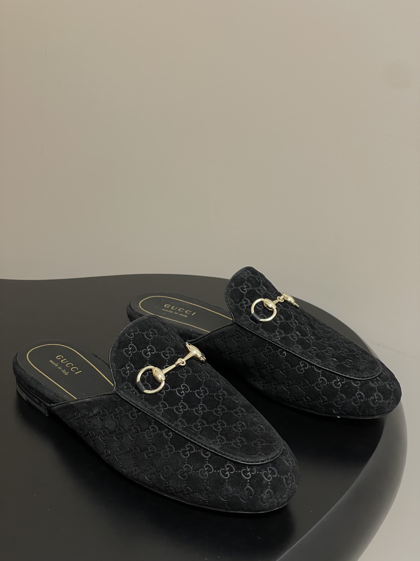 NO:465898,- Gucci Princetown classic series latest edition double G suede mules horse-bit flat half-slippers As an outstanding representative of the design heritage, the new series of horse-bit loafers vividly demonstrates classic elegance. This shoe uses the brand's iconic letter G G interwoven pattern embossed leather, creating a timeless classic. The shoe is soft in material, exquisite and smooth in the corridor, showing the elegant style of everyday!  Customized double G suede on the upper, inner foot pad sheepskin sole Italian leather outsole size 35-39 (40.41.42 custom made without return or exchange), semi-dragged fur shoes, gucci, gucci, loafers, slippers, sheepskin, Leather soles19860909- 早秋新配色Gucci 古驰Princetown经典款系列最新版面双G绒面穆勒鞋马衔扣平底半拖鞋 作为设计传承的杰出代表,新系列饰马衔扣乐福鞋,生动彰显经典优雅格调.这款鞋履采用品牌标志性字母G G交织图案压纹皮,成就隽永经典.这款鞋履材质柔软,廊形精致流畅,彰显日常优雅风范！ 鞋面定制双G绒面 内里垫脚羊皮 鞋底意大利真皮大底 码数35-39（40.41.42定做不退换）,半拖毛毛鞋,gucci,gucci,loafers,slippers,sheepskin,Leather soles,Women's Shoes