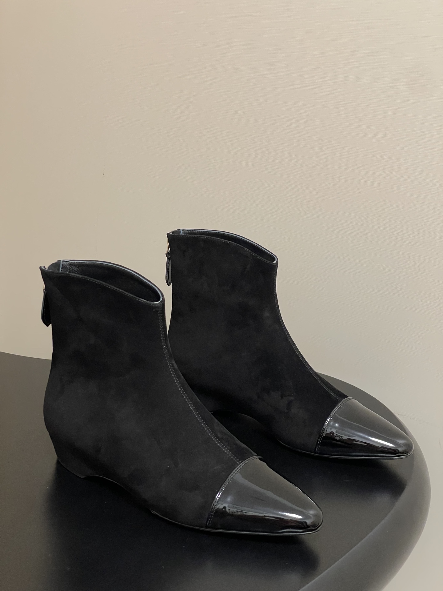 NO:467264,- 2025 early autumn new ALAIA suede leather short boots pointy ankle boots rear zipper boots This pointed ankle boots, lengthen the leg line proportions; made of suede leather, easily create a modern style. Leg long cheating artifact - physically extended leg lines black boots visually slimming legs double buff folds to make legs longer steal 5cm longer. Make a charming picture woman with delicate uppers sheep skin/beef patent leather inner foot pad sheep skin sole Italian leather outsole size 35-39 (40.41.42.43 custom made without return or exchange), boots, alaia, boots, sheepskin, sheep, Leather soles19860909- 2025早秋新款ALAIA阿莱亚 绒面皮短靴 尖头及踝靴后拉链短靴 该款尖头踝靴,拉长腿部线条比例; 绒面皮制成,轻松打造摩登型格.腿长作弊神器——心细高跟物理延长腿部线条黑色系靴筒视觉瘦腿双buff叠满让腿长多偷5cm 做魅力圖女人 鞋面细腻羊猄皮/牛漆皮 内里垫脚羊皮 鞋底意大利真皮大底 码数35-39（40.41.42.43定做不退换）,靴子,alaia,boots,sheepskin,sheep,Leather soles,Women's Shoes