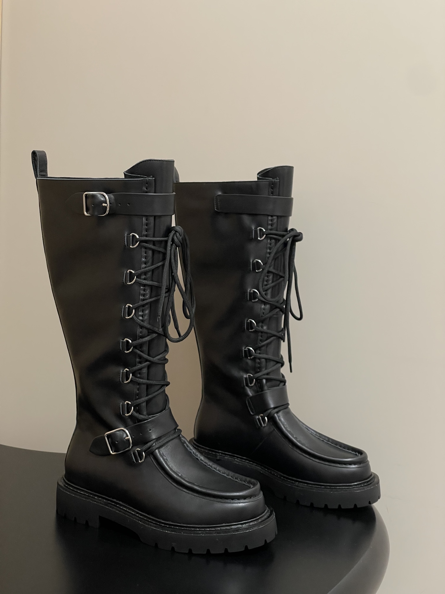 NO:470970,-顶级品质 Hermes 爱马仕 25Fw秋冬新款 H家 Landscape长靴系列机车风皮带扣骑士靴系带厚底直筒长靴 经典简约！  The design style of boots is usually classic and simple, focusing on the smoothness of the lines and the elegance of the shape. There is no too much complex decoration, but it can show noble and atmospheric characteristics. This simple beauty conforms to the brand's consistent high-end positioning, and also makes its products have a fashionable sense that transcends the era and can be popular for a long time. It presents a classic long-barrel style with smooth and natural lines, and can elegantly wrap the leg lines and show a slender leg outline. Whether it is matched with skirts or trousers, it has a unique flavor. Customized calfskin with uppers/high mercerized calfskin with inner foot padding calfskin sole genuine leather edge strips/original open mold TPU sole size 35-39 (40.41 custom-made without return and exchange), boots, hermes, hermes, boots, skirts, cowhide19860909-顶级品质 Hermes 爱马仕 25Fw秋冬新款 H家 Landscape长靴系列机车风皮带扣骑士靴系带厚底直筒长靴 经典简约！靴子的设计风格通常以经典、简约为主,注重线条的流畅性和造型的优雅感.没有过多繁杂的装饰,却能展现出高贵大气的特质,这种简约之美符合品牌一贯的高端定位,也使其产品具有跨越时代的时尚感,能够长久流行. 呈现出经典的长筒款式,线条流畅自然,能够优雅地包裹腿部线条,展现出修长的腿部轮廓,无论是搭配裙装还是裤装都别有一番风味. 鞋面定制小牛皮/高丝光牛反绒 内里垫脚牛皮 鞋底真皮沿条/原版开模TPU大底 码数35-39（40.41定做不退换）,靴子,hermes,hermes,boots,skirts,cowhide,Women's Shoes