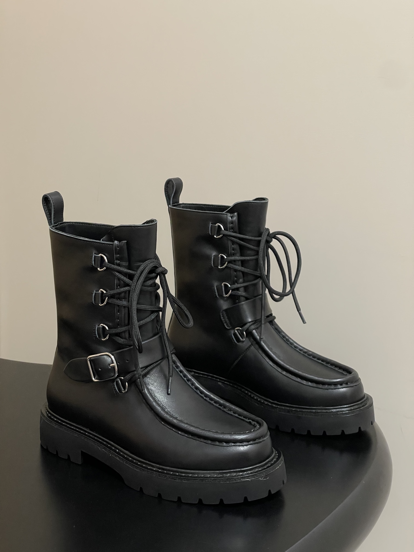 NO:470958,- Top quality Hermes 25Fw autumn and winter new Land ankle boot series motorcycle-style belt buckle short boots lace-up thick sole boots classic and simple!  The design style of boots is usually classic and simple, focusing on the smoothness of the lines and the elegance of the shape. There is no too much complex decoration, but it can show noble and atmospheric characteristics. This simple beauty conforms to the brand's consistent high-end positioning, and also makes its products have a fashionable sense that transcends the era and can be popular for a long time. It presents a classic style, smooth and natural lines, and can elegantly wrap the leg lines and show a slender leg outline. Whether it is matched with skirts or trousers, it has a unique flavor. Customized calfskin upper, inner footbed cowhide sole genuine leather edge strip/original open mold TPU sole size 35-39 (40.41 custom made without return or exchange), boots, hermes, hermes, boots, skirts, cowhide19860909-顶级品质 Hermes 爱马仕 25Fw秋冬新款Land及踝靴系列机车风皮带扣短靴系带厚底靴 经典简约！靴子的设计风格通常以经典、简约为主,注重线条的流畅性和造型的优雅感.没有过多繁杂的装饰,却能展现出高贵大气的特质,这种简约之美符合品牌一贯的高端定位,也使其产品具有跨越时代的时尚感,能够长久流行. 呈现出经典的款式,线条流畅自然,能够优雅地包裹腿部线条,展现出修长的腿部轮廓,无论是搭配裙装还是裤装都别有一番风味. 鞋面定制小牛皮 内里垫脚牛皮 鞋底真皮沿条/原版开模TPU大底 码数35-39（40.41定做不退换）,靴子,hermes,hermes,boots,skirts,cowhide,Women's Shoes