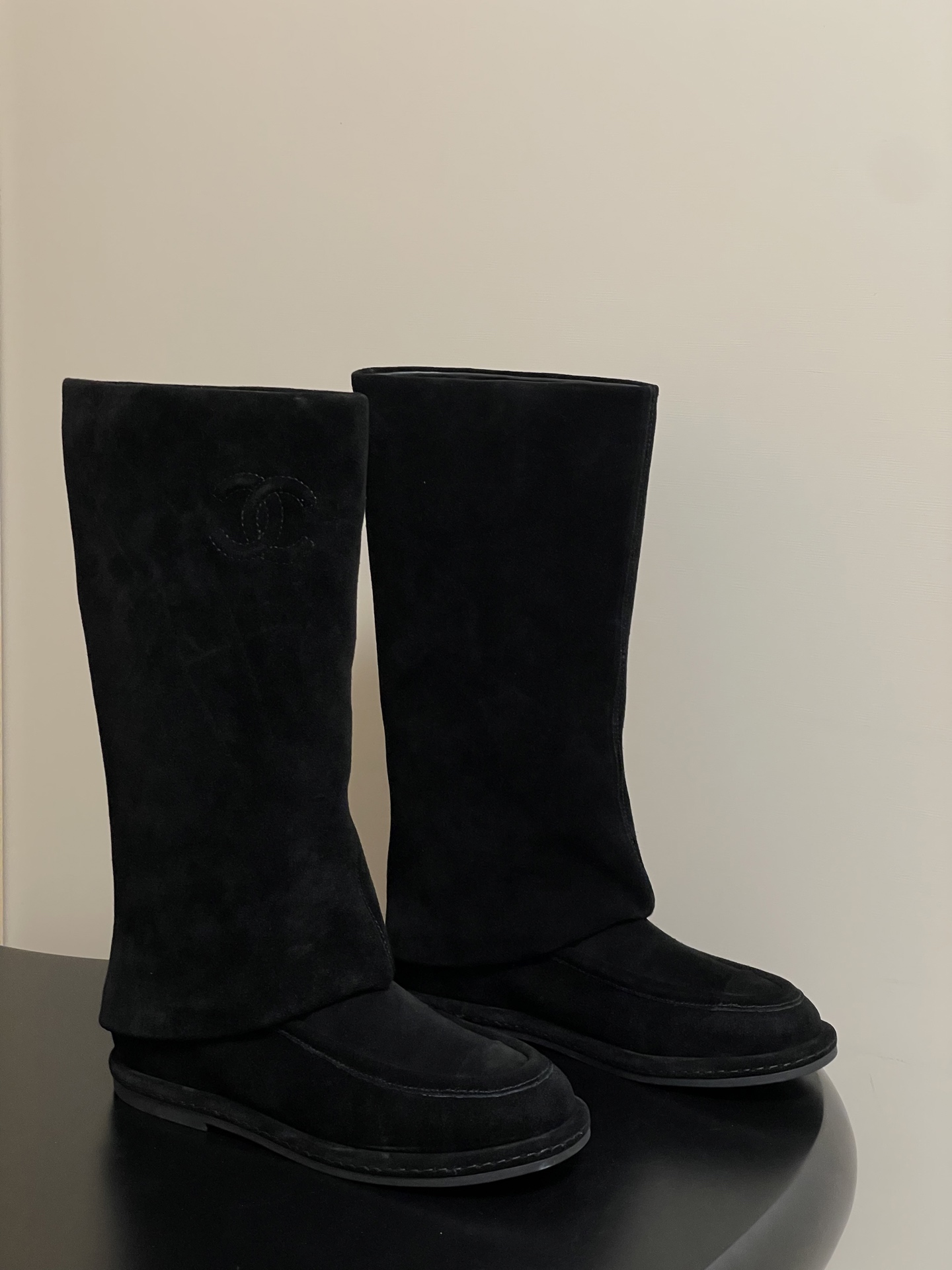 NO:468634,- Top quality New autumn and winter Chanel Xiaoxiang 25C Beautiful suede boots straight knight boots pants long boots Xiaoxiang boots are really beautiful. A flat-soled women's boots that grow grass at a glance. The real thing is quite good. It's very soft and easy to wear. A boot that is comfortable and easy to walk without scratching the feet. A boot that won't hit the color suitable for this autumn and winter. Petite babies can choose a size larger. Put it quietly inside and increase it. It will become a long legs in seconds. Upper ox back fleece, inner foot pad sheepskin, sole open mold rubber sole. Size 35-39 (40.41 custom-made, no return or exchange), boots, chanel, boots, sheepskin, chamois leather19860909-顶级品质 秋冬新款 Chanel小香25C 绝美麂皮靴直筒骑士靴裤管长靴 小香这个靴子 真的美爆 一眼就种草的一款平底女靴 实物相当赞 软乎乎的超好穿 绝美 舒适好走不磨脚 不会撞款的一款靴子 颜色敲适合这个秋冬 个子娇小的宝宝们可以选大一码 悄悄放个内增高 秒变大长腿 鞋面牛反绒 内里垫脚羊皮 鞋底开模橡胶大底 码数35-39（40.41定做不退换）,靴子,chanel,boots,sheepskin,chamois leather,Women's Shoes