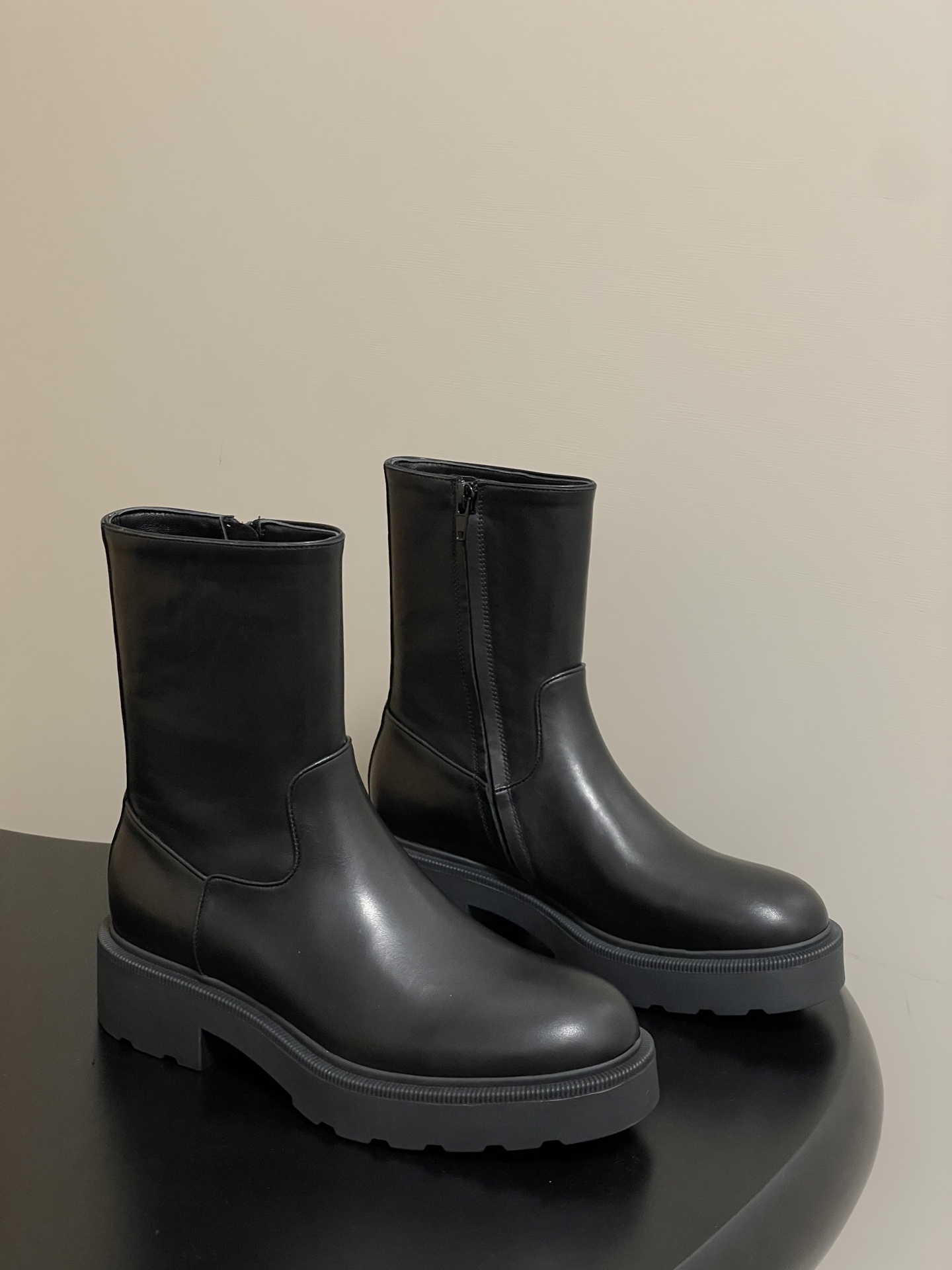 NO:471059,- Top quality THE ROW25ss autumn and winter new TR French retro Chelsea short boots extremely simple sole side zipper and ankle boots classic and versatile!  A very simple design concept makes this Chelsea boots unique!  The row is really an amazing designer brand!  The overall last is smooth and elegant, exquisite and versatile without losing its sense of fashion!  Very good foot feeling!  The boots are tightly closed and can well modify the calves!  The zipper design is also very convenient to put on and take off!  Upper tire calfskin inner foot pad sheepskin original sole open mold TPU outsole heel height 4cm size 35-40 (40 custom made without return), boots, boots, cowhide, sheepskin19860909-顶级品质 THE ROW25ss秋冬新款 TR 法式复古切尔西短靴极简厚底侧拉链及踝靴 经典百搭！非常简单的设计构想,就让这款切尔西短靴与众不同！the row真是一个让人叹服的设计师品牌！ 整体楦型流畅秀气,精致百搭又不失时髦感！脚感非常赞！靴口收的比较紧,能很好修饰小腿！拉链设计穿脱也很方便！ 鞋面胎小牛皮 内里垫脚羊皮 鞋底原版开模 TPU 大底 跟高4cm 码数35-40（40定做不退换）,靴子,boots,cowhide,sheepskin,Women's Shoes