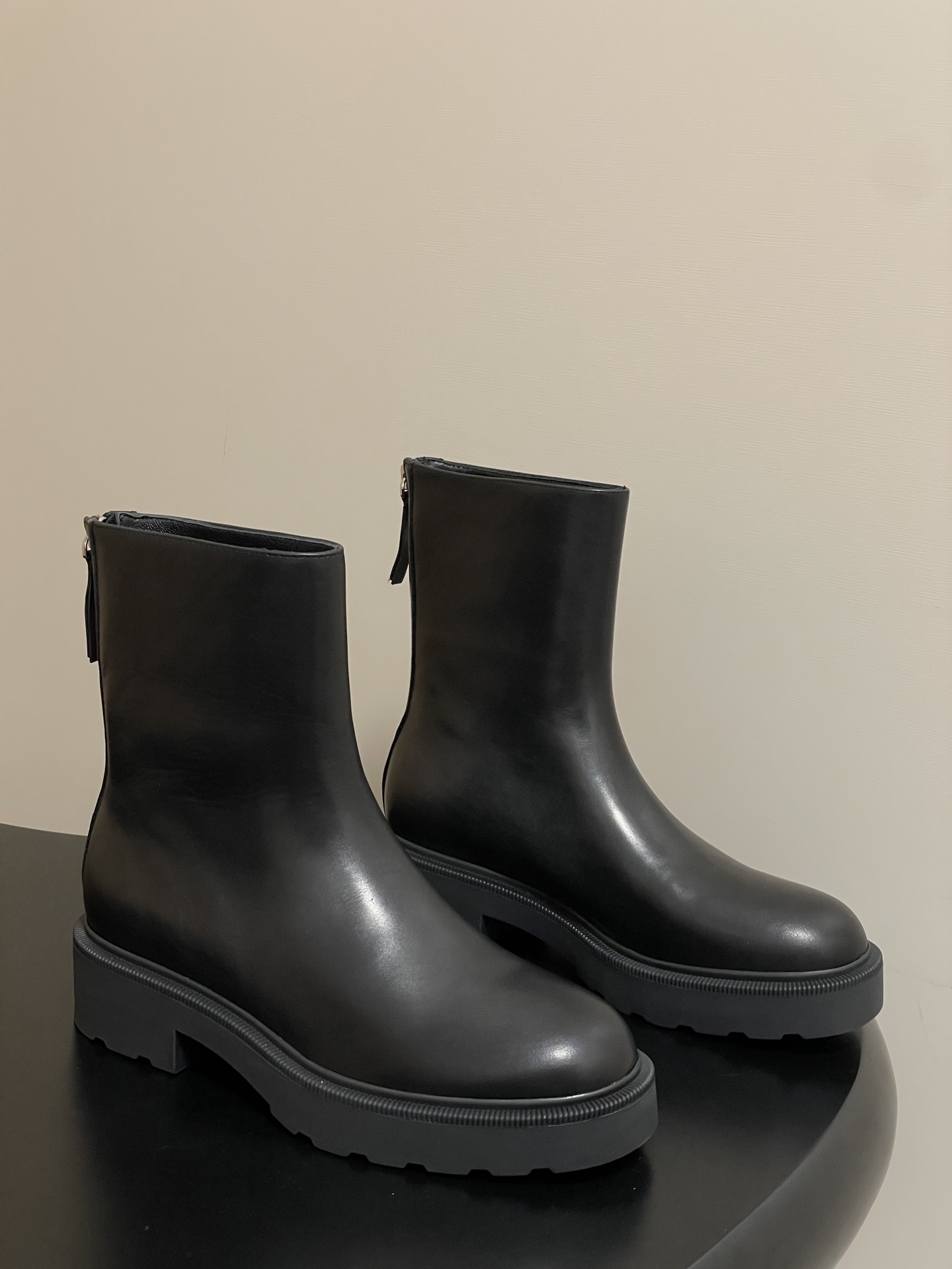 NO:470990,- Top quality THE ROW25ss autumn and winter new TR French retro Chelsea short boots minimalist thick sole rear zipper and ankle boots classic and versatile!  A very simple design concept makes this Chelsea boots unique!  The row is really an amazing designer brand!  The overall last is smooth and elegant, exquisite and versatile without losing its sense of fashion!  Very good foot feeling!  The boots are tightly closed and can well modify the calves!  The zipper design is also very convenient to put on and take off!  Upper tire calfskin inner foot pad sheepskin original sole open mold TPU outsole heel height 4cm size 35-40 (40 custom made without return), boots, boots, cowhide, sheepskin19860909-顶级品质 THE ROW25ss秋冬新款 TR 法式复古切尔西短靴极简厚底后拉链及踝靴 经典百搭！非常简单的设计构想,就让这款切尔西短靴与众不同！the row真是一个让人叹服的设计师品牌！ 整体楦型流畅秀气,精致百搭又不失时髦感！脚感非常赞！靴口收的比较紧,能很好修饰小腿！拉链设计穿脱也很方便！ 鞋面胎小牛皮 内里垫脚羊皮 鞋底原版开模 TPU 大底 跟高4cm 码数35-40（40定做不退换）,靴子,boots,cowhide,sheepskin,Women's Shoes