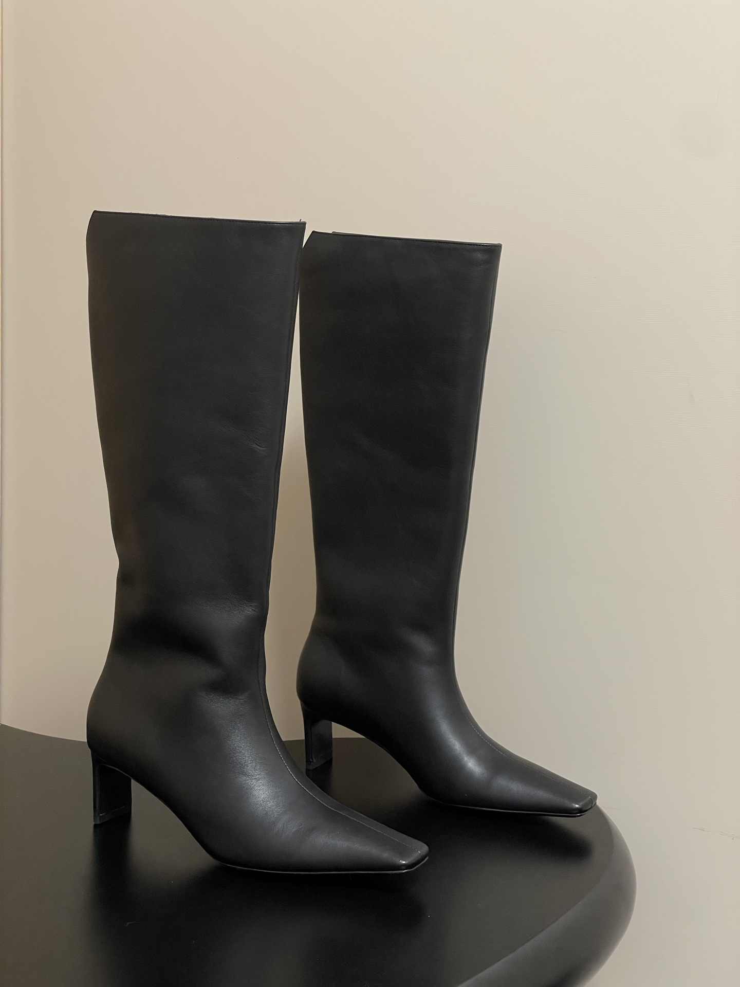 NO:471044,- 25Ss autumn and winter new Khaite niche trendy brand minimalist style small square toe boots with creative flat heels high heels boots. The fashionable extremely small square toe paired with flat heels design is chic and versatile and has a stable feel. The shoe shape is slender and fashionable, with a slight accumulation of legs that makes the goddess's versatile leg slim boots, which can easily create fashionable long legs!  And there is no need to think about matching. The dress and short skirt are very beautiful. Upper cowhide/sheep leather, inner foot pad sheepskin sole imported from Italy, heel height 6cm, size 35-39 (40.41 custom made without return), boots, boots, skirts, cowhide, sheepskin, sheep, Leather soles19860909- 25Ss秋冬新款Khaite 小众潮牌极简风小方头长靴一脚蹬创意扁跟高跟长靴 时髦极小简方头搭配扁跟的设计 潇洒百搭而且脚感很稳.鞋型纤细又时髦,微微的堆积感超显腿细 女神的百搭瘦腿靴,轻松穿出时尚大长腿！ 而且在搭配上不用多做思考 连衣裙和小短裙都非常好看. 鞋面牛皮/羊猄皮 内里垫脚羊皮 鞋底意大利进口真皮大底 跟高6cm 码数35-39（40.41定做不退换）,靴子,boots,skirts,cowhide,sheepskin,sheep,Leather soles,Women's Shoes