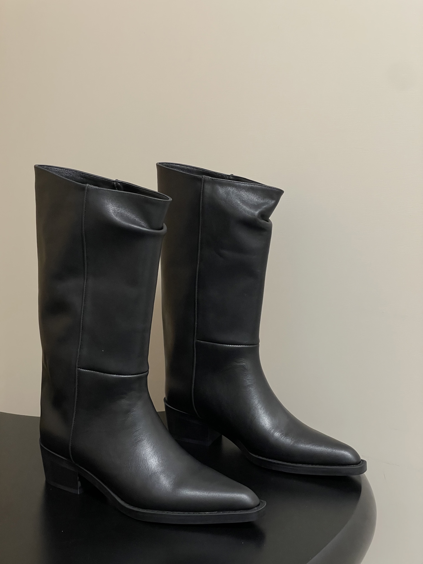 NO:471051,- 25Ss autumn and winter new Khaite niche trendy brand pointy mid-tub boots straight knight boots weld the 'cool sa' on the legs neat square heel + pointed toe, neat aura, pleated boots have a slack feeling, wear it directly unlocks the 'walking and windy' mode, wear skirts, trousers are all explosive, fashionable wardrobe needs, upper cowhide, inner foot pad sheepskin, sole open mold rubber sole, heel height 5cm, size 35-39 (40.41 custom made without return), boots, boots, skirts, cowhide, sheepskin19860909- 25Ss秋冬新款Khaite 小众潮牌 尖头中筒靴直筒骑士靴 把“酷飒”焊在腿上 利落方跟+尖头 拿捏利落气场 褶皱靴筒自带松弛感 穿上直接解锁「走路带风」模式,了配裙装 裤装都炸场 时髦精衣柜刚需 鞋面牛皮 内里垫脚羊皮 鞋底开模橡胶大底 跟高5cm 码数35-39（40.41定做不退换）,靴子,boots,skirts,cowhide,sheepskin,Women's Shoes