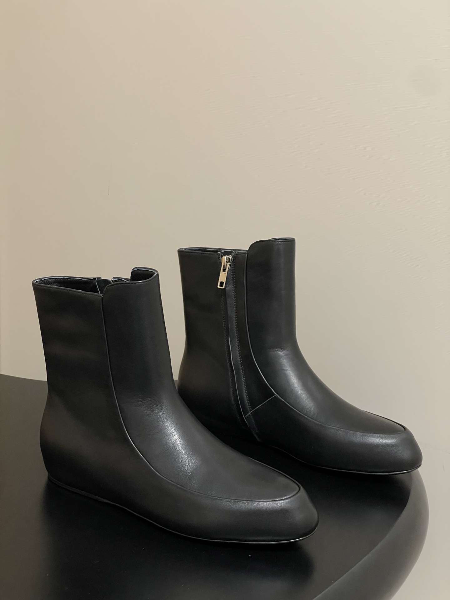 NO:471019,- 25ss autumn and winter new JIL SANDER Jill Sanda super hot minimalist inner heightened ankle boots side zipper round toe short boots Chelsea grandma boots Simple and atmospheric style!  The upper body is invincible to modify the leg shape!  Really handsome!  !  The inner height-enhancing design makes the legs look straight, thin and straight!  !  It is also very friendly for those with not straight legs, not to mention the combination~~ A versatile artifact This side of cowhides, inner footbed sheepskin, sole, Italian injection molded leather, inner height increased by 3.5cm, size 35-39 (40.41 custom made without return), boots, jil sander, jil sander, boots, cowhide, sheepskin, Leather soles19860909- 25ss秋冬新款JIL SANDER 吉尔桑达超火极简内增高及踝靴侧拉链圆头短靴切尔西奶奶靴 简约大气款！上身无敌修饰腿型！真的帅bao了！！内增高设计上脚巨显腿直,又瘦又直！！对于腿不直腿粗的也非常友好～搭配上更是不用多说啦～~百搭神器 这面牛皮 内里垫脚羊皮 鞋底意大利注塑真皮大底 内增高3.5cm 码数35-39（40.41定做不退换）,靴子,jil sander,jil sander,boots,cowhide,sheepskin,Leather soles,Women's Shoes