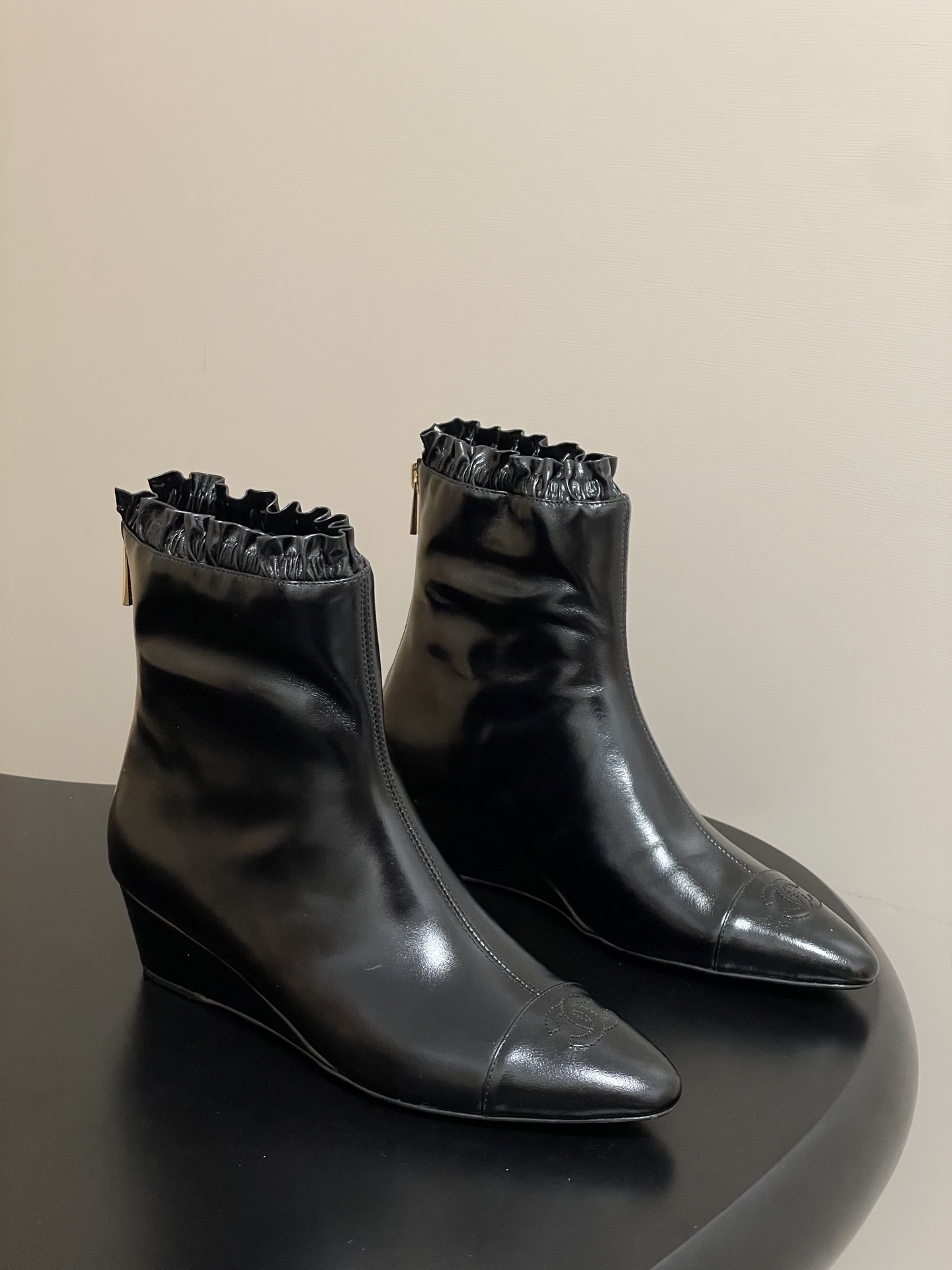 NO:468585,- New autumn and winter Chanel 25B Xiaoxiang Double C pointed toe small heel short boots color-blocked rear zipper and ankle boots There is a pleated design at the opening of the boot. This pleated element adds a soft and romantic atmosphere to the whole pair of shoes, breaking the toughness that leather material may bring, making the shoes more feminine and soft, and also makes the boots fit the ankle more closely when worn, without any restraint. It also visually enriches the design details of the shoes, making the shoes look more design and layered. The rear zipper design is easy to put on and off, paying attention to beauty and also taking into account practicality. The existence of the zipper allows you to put on and off shoes when wearing them, improving the convenience of use. Butter leather/customized wool cloth inner foot pad sheepskin heel height 4.5cm sole Italian leather large sole  Number of codes 35-39 (40.41. Custom made non-return and exchange), boots, chanel, boots, sheepskin, Leather soles19860909- 秋冬新款Chanel 25B 小香 双C尖头小坡跟短靴拼色后拉链及踝靴 靴筒的开口处有褶皱设计,这种褶皱元素为整双鞋子增添了一份柔美与浪漫的气息,打破了皮革材质可能带来的硬朗感,使鞋子更具女性化的柔美特质,同时也让靴筒在穿着时更加贴合脚踝,不会有束缚感,而且在视觉上也丰富了鞋子的设计细节,让鞋子看起来更有设计感和层次感.后拉链设计方便穿脱,在注重美观的同时也兼顾了实用性,拉链的存在让日常穿着时不需要花费过多精力去穿脱鞋子,提升了使用的便利性. 鞋面牛油皮/定制毛呢布 内里垫脚羊皮 跟高4.5cm 鞋底意大利真皮大底 码数35-39（40.41.定做不退换）,靴子,chanel,boots,sheepskin,Leather soles,Women's Shoes