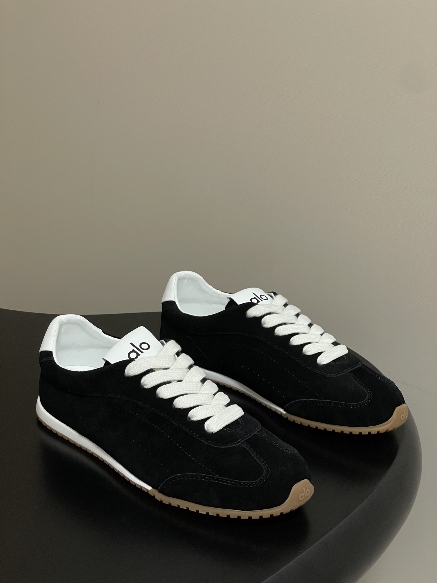 NO:471002,- Top quality (with aircraft box) 2025 New Force ALO Retro Merit Training Shoes alo popular thin-soled casual sports shoes suede running shoes Sunset Sports Shoes, retro Merit Training Shoes, design of fashionable and versatile, thin-soled shoes are light and comfortable, and they are stress-free, both practical and good-looking. ALO can be said to be popular in 2025!  In addition to the blessing of a large number of supermodels such as Kendall, Stella, and Elsa, the simple black and white tones are in line with the Clean Fit taste that everyone loves in recent years, and their outfits are more refined and 'expensive'!  !  Upper cowhide/cow back velvet inner foot pad sheepskin sole open mold TPU outsole size 35-39 (40 custom made without return or exchange), casual shoes/sports shoes, sneakers, cowhide, sheepskin19860909-顶级品质（配飞机盒） 2025新势力 ALO 复古德训鞋alo爆火薄底休闲运动鞋绒面跑步鞋 Sunset运动鞋,复古德训鞋设计时髦又百搭,薄底鞋设计轻便舒适暴走无压力,不管是实用性还是颜值都拉满了. 2025年ALO可以说不可被忽视的火起来啦！ 除了Kendall、Stella、Elsa等一大批超模的加持以外,黑白色的简约色调更是符合这几年大家大爱的Clean Fit品味,穿搭更显精致和“贵”！！ 鞋面牛皮/牛反绒 内里垫脚羊皮 鞋底开模TPU大底 码数35-39(40定做不退换),休闲鞋/运动鞋,sneakers,cowhide,sheepskin,Women's Shoes