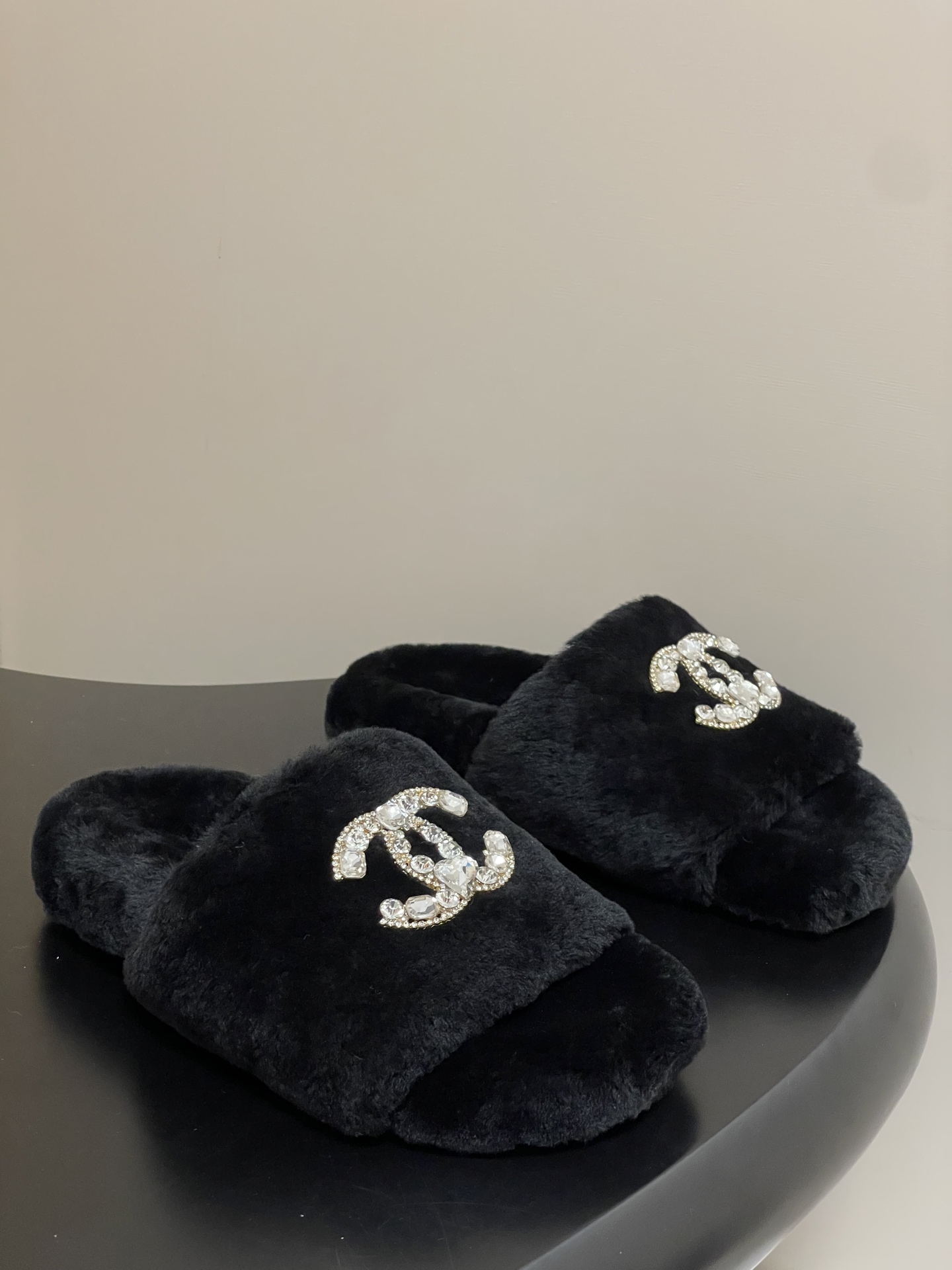 NO:470365,- 25Ss autumn and winter new Chanel Xiaoxiang classic double C wool slippers thick-soled fur shoes Muller fur slippers Baotou style upper large pair C adopts electric embroidery technology, the whole shoe is furry and comfortable, and the feeling of footwear is even more lovely!  It's simply a handful of winter. Upper wool, inner foot mattress wool, original open mold rubber sole, size 35-39 (40.41 custom made without return or exchange), fur shoes, chanel, slippers19860909- 25Ss秋冬新款 Chanel 小香经典双C羊毛拖鞋厚底毛毛鞋穆勒毛拖鞋 包头款鞋面大双C 采用电绣工艺,整个鞋子毛茸茸的很舒服,上脚感更是要沦陷了超级爱！简直就是冬天里的一把. 鞋面羊毛 内里垫脚羊毛 鞋底原版开模橡胶大底 码数35-39（40.41定做不退换）,毛毛鞋拖鞋,chanel,slippers,Women's Shoes