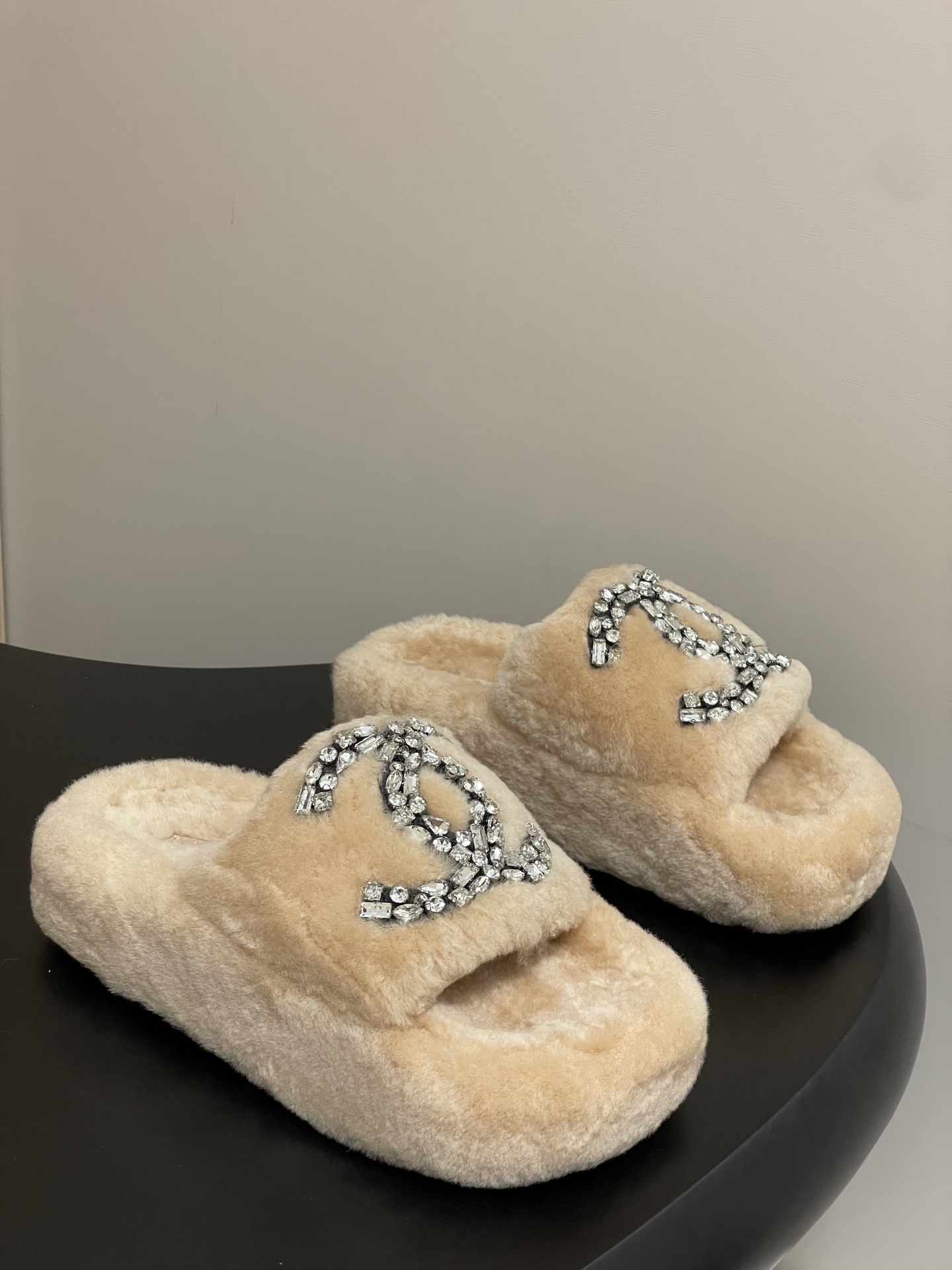 NO:470359,- 25Ss autumn and winter new Chanel Xiaoxiang classic double C rhinestone wool slippers thick-soled fur shoes Muller fur slippers, bag-toe upper large pair of C adopts electric embroidery technology, the whole shoe is furry and comfortable, and the feeling of footwear is even more lovely!  It's simply a handful of winter. Upper wool, inner foot mattress wool, original open mold rubber sole, size 35-39 (40.41 custom made without return or exchange), fur shoes, chanel, slippers19860909- 25Ss秋冬新款 Chanel 小香经典双C水钻扣羊毛拖鞋厚底毛毛鞋穆勒毛拖鞋 包头款鞋面大双C 采用电绣工艺,整个鞋子毛茸茸的很舒服,上脚感更是要沦陷了超级爱！简直就是冬天里的一把. 鞋面羊毛 内里垫脚羊毛 鞋底原版开模橡胶大底 码数35-39（40.41定做不退换）,毛毛鞋拖鞋,chanel,slippers,Women's Shoes