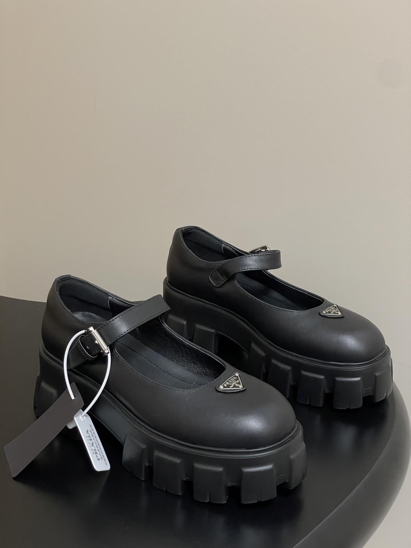 NO:470348,- Prada 25Fw latest Monolith suede leather Mary Jane shoes Celebrity same style triangle buckle thick-soled high-height leather shoes loafers The geometric design and bold silhouette of the iconic Monolith shoes give this Mary Jane shoes a new style. The mix-and-match style shoes combine classic lines and bold details, inspired by the inherent duality of Prada's aesthetics. The upper is equipped with a strap and metal buckle, and the enamel metal triangle logo. The retro and fashionable and avant-garde wheel-toothed thick-soled sole with cowhide upper makes the whole pair of shoes light and comfortable. Bright colors satisfy the variety of choices of fashionable people in different styles!  The iconic logo print is paired with the ancient beach sandals, and every design element is on the trendy point!  Make the whole pair of shoes light and comfortable, bright colors satisfy a variety of choices for fashionable people in different styles!  Upper cowhide/cow back velvet inner foot pad cowhide original sole open mold IP foam rubber outsole bottom thickness 5cm size 35-39 (40.41.42 custom made without return or exchange), Mary Jane, prada, prada, loafers, sandals, mary jane, cowhide19860909- Prada 普拉达 25Fw最新Monolith 绒面牛皮革玛丽珍鞋 明星同款三角标扣厚底增高小皮鞋乐福鞋 标志性Monolith鞋履的几何设计和大胆廓形为此款玛丽珍鞋赋予全新风格.混搭风格的鞋履结合经典线条和大胆细节,灵感源自 Prada美学内在的二元性.鞋面配有饰带和金属搭扣 涂珐琅金属三角形徽标 复古时髦前卫的轮齿厚底鞋底搭配牛皮鞋面让整双鞋轻便舒适 鲜艳色彩 满足不同风格时髦人士的多种选择！标志性logo印花搭配古沙滩凉鞋造型,每一个设计元素都踩在时髦点上！ 让整双鞋轻便舒适 鲜艳色彩 满足不同风格时髦人士的多种选择！ 鞋面牛皮/牛反绒 内里垫脚牛皮 鞋底原版开模IP发泡橡胶大底 底厚5cm 码数35-39（40.41.42定做不退换）,玛丽珍,prada,prada,loafers,sandals,mary jane,cowhide,Women's Shoes