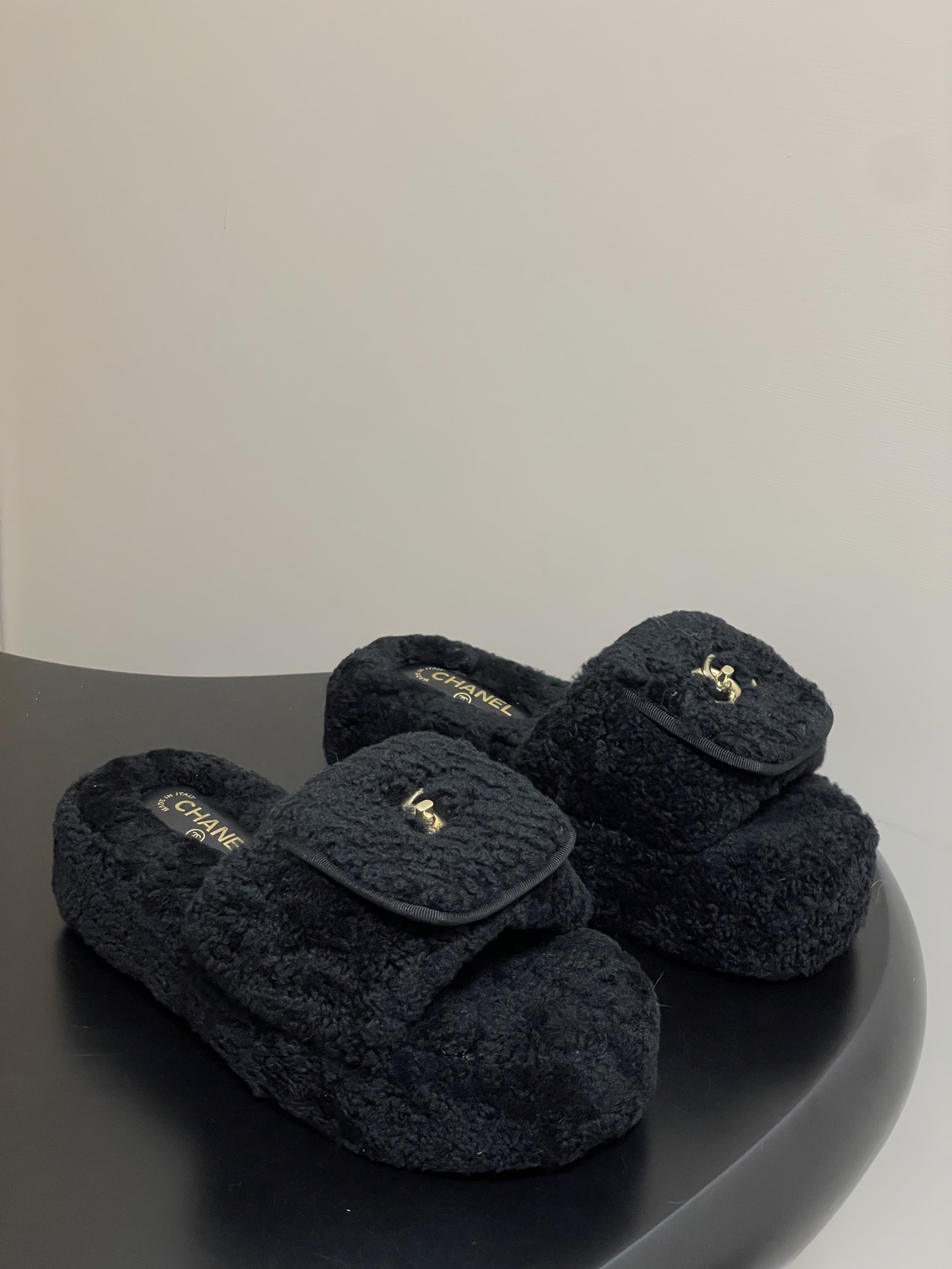 NO:475978,Thick sole - 25Fw spring and summer new Chanel Xiaoxiang classic flip-flop schoolbag buckle one-shelf lamb fleece thick sole fleece slippers. A versatile sandals that are not worn greasy. A super classic one. It is exquisite in casualness and has a firm temperament. This autumn and winter is a beautiful treasure!  The classic double C elements are perfectly integrated, the shoe body lines are smooth and neat, and the exquisite stitching outlines the atmospheric outlines, as if wearing a small and exquisite wallet on the feet. It is fashionable and unique. The iconic double C logo on the upper is particularly eye-catching, showing Chanel's unique fashion attitude instantly raises the style of the whole outfit. Wearing it is like stepping on a cloud, your feet are wrapped in warmth, and you are no longer afraid of the cold in autumn and winter. Every step is full of warmth. When you are at home, pair it with loose pajamas, lazy and comfortable, paired with jeans and simple tops, casual and fashionable, and matched with skirts with unique flavor. Whether it is an elegant long skirt or a playful short skirt, you can perfectly control it, easily create different styles, and feel refined. The upper lamb wool, inner foot pad lamb wool, thickness flat/5cm thick sole, open mold rubber sole  Size 35-39 (40.41 custom made without return or exchange), fur shoes and slippers, chanel, chanel, slippers, wallets, skirts, jeans19860909厚底- 25Fw春夏新款Chanel小香经典翻盖书包扣一字拖鞋羊羔毛厚底毛拖鞋 穿不腻的百搭凉拖 超经典的一款 休闲中带着精致 气质拿捏稳妥 今年秋冬绝美加分宝藏！ 把经典双C元素完美融合,鞋身线条流畅利落 精致的缝线勾勒出大气的轮廓,仿佛将小巧精致的钱包穿在了脚上 时髦又独特.鞋面上标志性的双C logo格外吸睛,彰显着香奈儿独有的时尚态度瞬间拉高整身穿搭的格调.穿上就像踩在云朵上 双脚被温暖包裹 秋冬再也不怕冷 每一步都暖意满满. 居家时 搭配宽松的睡衣 慵懒又惬意,搭配牛仔裤和简约上衣 随性又时尚,搭配裙子也别有一番风味,无论是优雅的长裙 还是俏皮的短裙,都能完美驾驭 轻松打造不同风格 精致感拉满. 鞋面羊羔毛 内里垫脚羊羔毛 厚度平底/5cm厚底 鞋底开模橡胶大底 码数35-39（40.41定做不退换）,毛毛鞋拖鞋,chanel,chanel,slippers,wallets,skirts,jeans,Women's Shoes