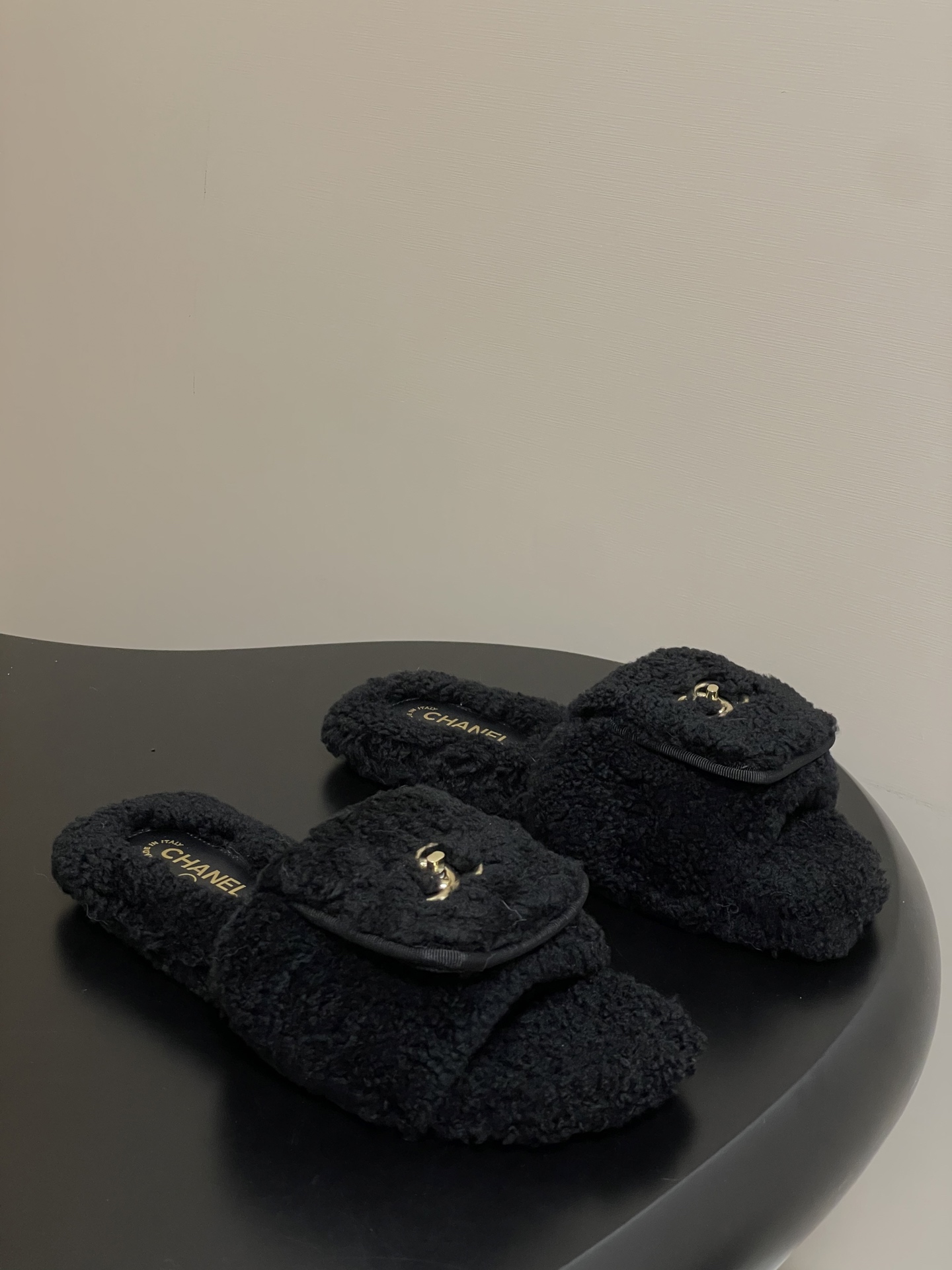 NO:475985,- 25Fw spring and summer new Chanel Xiaoxiang classic flip-flop schoolbag buckle one-slipper lamb fleece thick-soled fleece slippers. A versatile sandals that are not worn greasy. A super classic one. It is exquisite in casualness and has a firm temperament. This autumn and winter is a beautiful treasure!  Perfectly blend the classic double C elements, the shoe body lines are smooth and neat. The exquisite stitching outlines the atmospheric outlines, as if wearing a small and exquisite wallet on the feet. It is fashionable and unique. The iconic double C logo on the upper is particularly eye-catching, showing Chanel's unique fashion attitude instantly raises the style of the whole outfit. Wearing it is like stepping on a cloud, your feet are wrapped in warmth, and you are no longer afraid of the cold in autumn and winter. Every step is full of warmth. When you are at home, pair it with loose pajamas, lazy and comfortable, paired with jeans and simple tops, casual and fashionable, and matched with skirts with unique flavor. Whether it is an elegant long skirt or a playful short skirt, you can perfectly control it. Easy to create different styles and feel refined. Lamb wool upper, lamb wool inner foot pad, lamb wool thickness flat/5cm thick sole, open mold rubber sole  Size 35-39 (40.41 custom made without return or exchange), fur shoes and slippers, chanel, chanel, slippers, wallets, skirts, jeans19860909- 25Fw春夏新款Chanel小香经典翻盖书包扣一字拖鞋羊羔毛厚底毛拖鞋 穿不腻的百搭凉拖 超经典的一款 休闲中带着精致 气质拿捏稳妥 今年秋冬绝美加分宝藏！ 把经典双C元素完美融合,鞋身线条流畅利落 精致的缝线勾勒出大气的轮廓,仿佛将小巧精致的钱包穿在了脚上 时髦又独特.鞋面上标志性的双C logo格外吸睛,彰显着香奈儿独有的时尚态度瞬间拉高整身穿搭的格调.穿上就像踩在云朵上 双脚被温暖包裹 秋冬再也不怕冷 每一步都暖意满满. 居家时 搭配宽松的睡衣 慵懒又惬意,搭配牛仔裤和简约上衣 随性又时尚,搭配裙子也别有一番风味,无论是优雅的长裙 还是俏皮的短裙,都能完美驾驭 轻松打造不同风格 精致感拉满. 鞋面羊羔毛 内里垫脚羊羔毛 厚度平底/5cm厚底 鞋底开模橡胶大底 码数35-39（40.41定做不退换）,毛毛鞋拖鞋,chanel,chanel,slippers,wallets,skirts,jeans,Women's Shoes