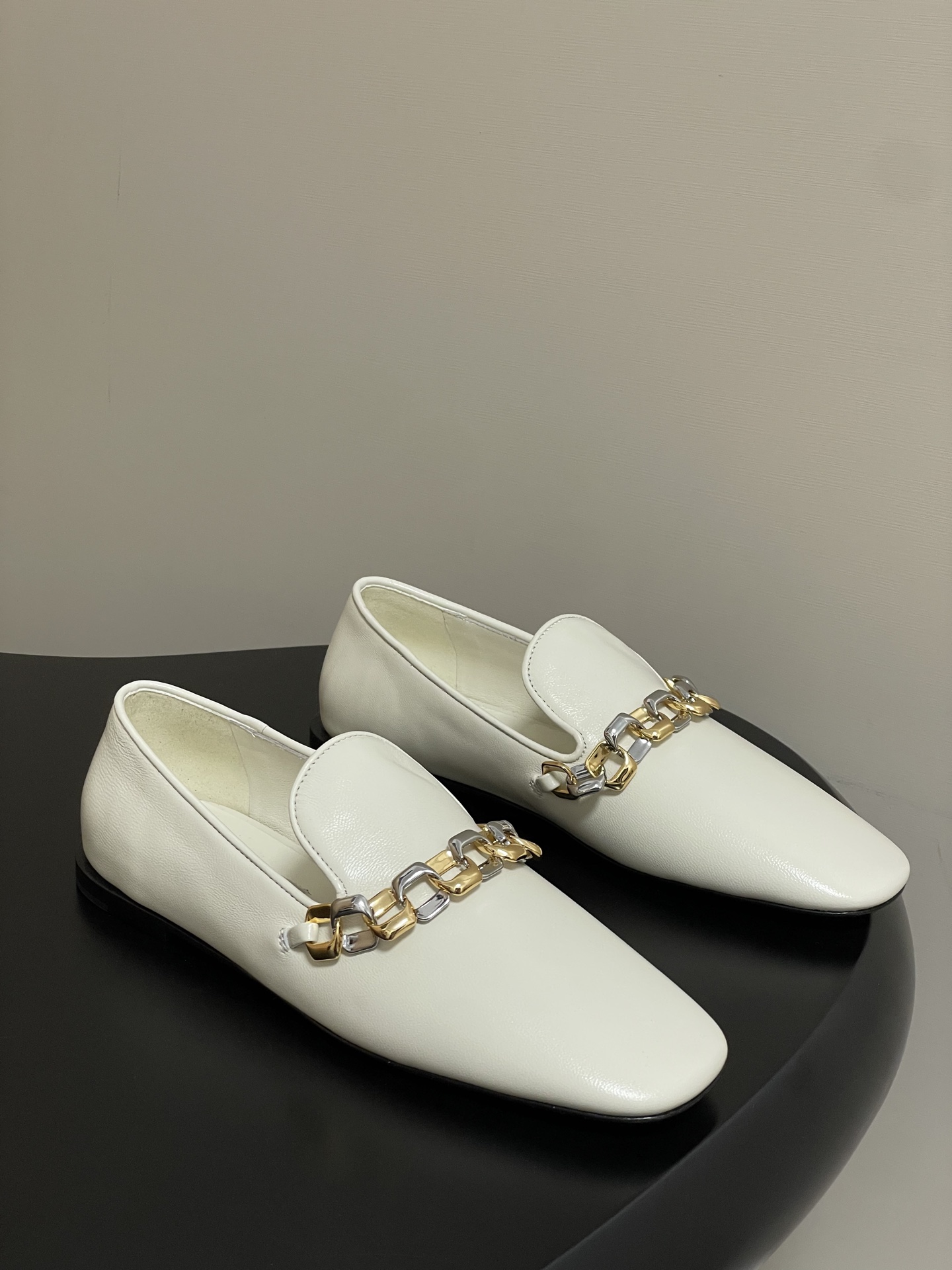 حذاء لوفر Jil Sander ثنائي اللون بسلسلة وعقدة، تصميم سهل الارتداء