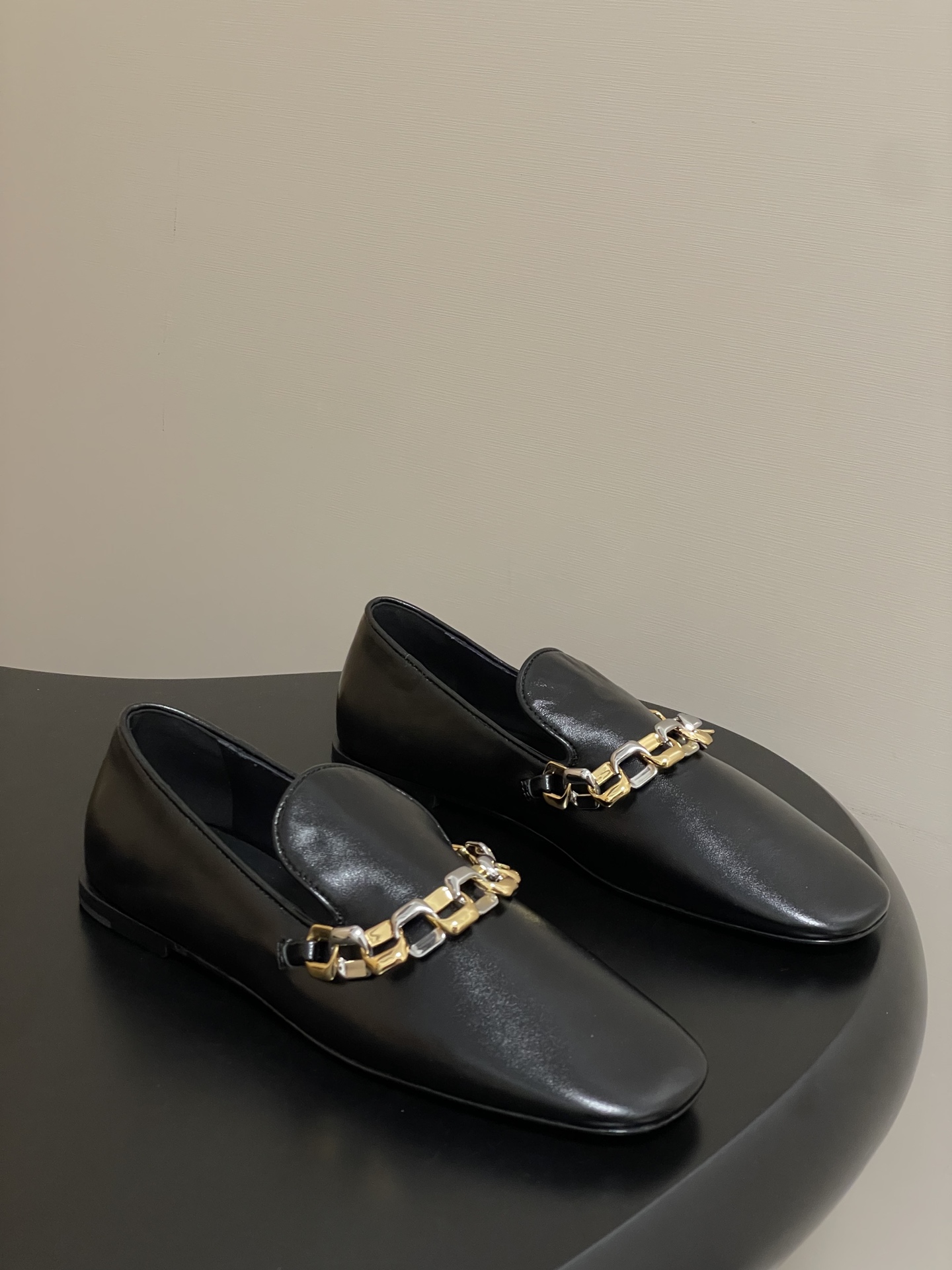 Jil Sander Mocassins à chaîne bicolore en cuir pour femme | Confort et style