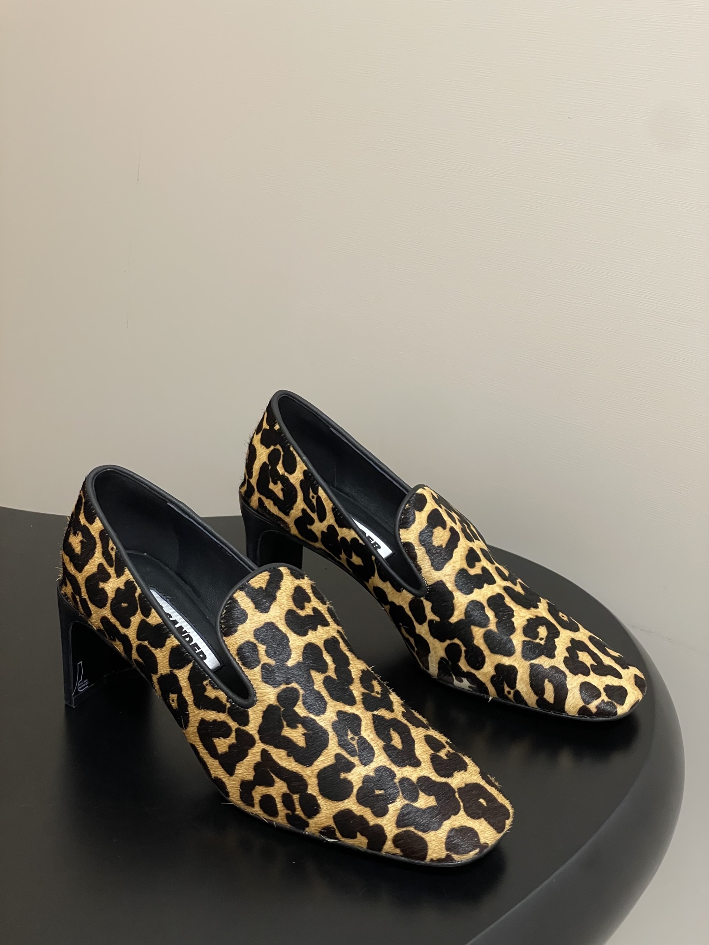 NO:481198,High heels - top quality 25ss early autumn new JIL SANDER horse-haired leopard print loafer square toe one-foot pedal foot cover special-shaped heels high heels flat shoes typical loafer shoe shape, belongs to one-foot pedal, easy to put on and take off. The toe is designed with square toe. This toe style is retro and atmospheric, which can modify the foot shape, and provides relatively loose space for the toe. It will not squeeze too much on the toe like pointed toe shoes. The comfort of wearing is guaranteed visually and practically. Horsehair upper, inner foot pad sheepskin sole Italian injection molded genuine leather outsole heels/6.5cm size 35-39 (40.41 custom made without return and exchange), loafers, jil sander, jil sander, loafers, high heels, sheepskin, Leather soles19860909高跟-顶级品质 25ss早秋新款JIL SANDER 吉尔桑达 马毛豹纹乐福鞋方头一脚蹬套脚异形跟高跟鞋平底单鞋 典型的乐福鞋鞋型,属于一脚蹬,方便穿脱.鞋头为方头设计,这种鞋头风格复古又大气,能够修饰脚型,同时给脚趾提供相对宽松的空间,不会像尖头鞋那样对脚趾有过多挤压,穿着舒适度在视觉和实际体验上都有保障. 鞋面马毛 内里垫脚羊皮 鞋底意大利注塑真皮大底 跟高平跟/6.5cm 码数35-39（40.41定做不退换）,乐福鞋,jil sander,jil sander,loafers,high heels,sheepskin,Leather soles,Women's Shoes