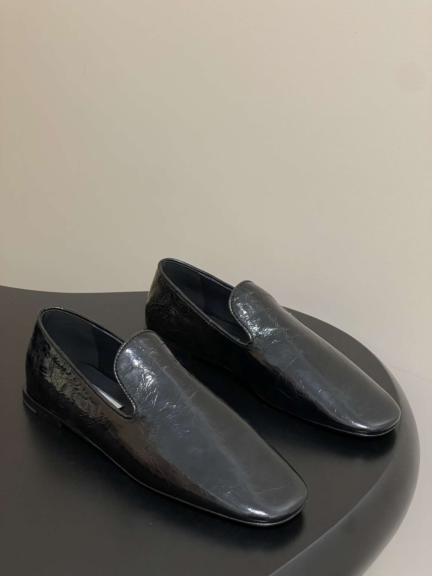 NO:481188,- Top quality 25ss early autumn new JIL SANDER JIL SANDER small square toe loafers one foot pedal flat sole single shoes typical loafer shoes, one foot pedal, easy to put on and take off. The toe is designed with square toe. This toe style is retro and atmospheric, which can modify the foot shape, and provides relatively loose space for the toes. It will not squeeze too much on the toes like pointed toe shoes. The comfort of wearing is guaranteed visually and practically. Upper sheepskin/horse hair inner foot cushion sheepskin sole Italian injection molded genuine leather outsole heel high flat heel size 35-39 (40.41 custom made without return or exchange), loafers, jil sander, jil sander, loafers, sheepskin, Leather soles19860909-顶级品质 25ss早秋新款JIL SANDER 吉尔桑达 小方头乐福鞋一脚蹬套脚平底单鞋 典型的乐福鞋鞋型,属于一脚蹬,方便穿脱.鞋头为方头设计,这种鞋头风格复古又大气,能够修饰脚型,同时给脚趾提供相对宽松的空间,不会像尖头鞋那样对脚趾有过多挤压,穿着舒适度在视觉和实际体验上都有保障. 鞋面羊油皮/马毛 内里垫脚羊皮 鞋底意大利注塑真皮大底 跟高平跟 码数35-39（40.41定做不退换）,乐福鞋,jil sander,jil sander,loafers,sheepskin,Leather soles,Women's Shoes