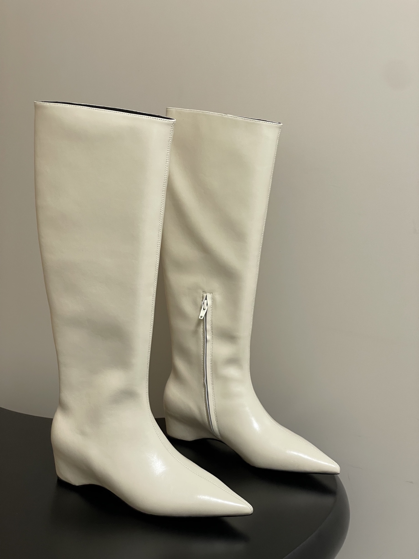 Bottes Hautes Khaite en Cuir de Veau Ivoire avec Talon Compensé Intégré
