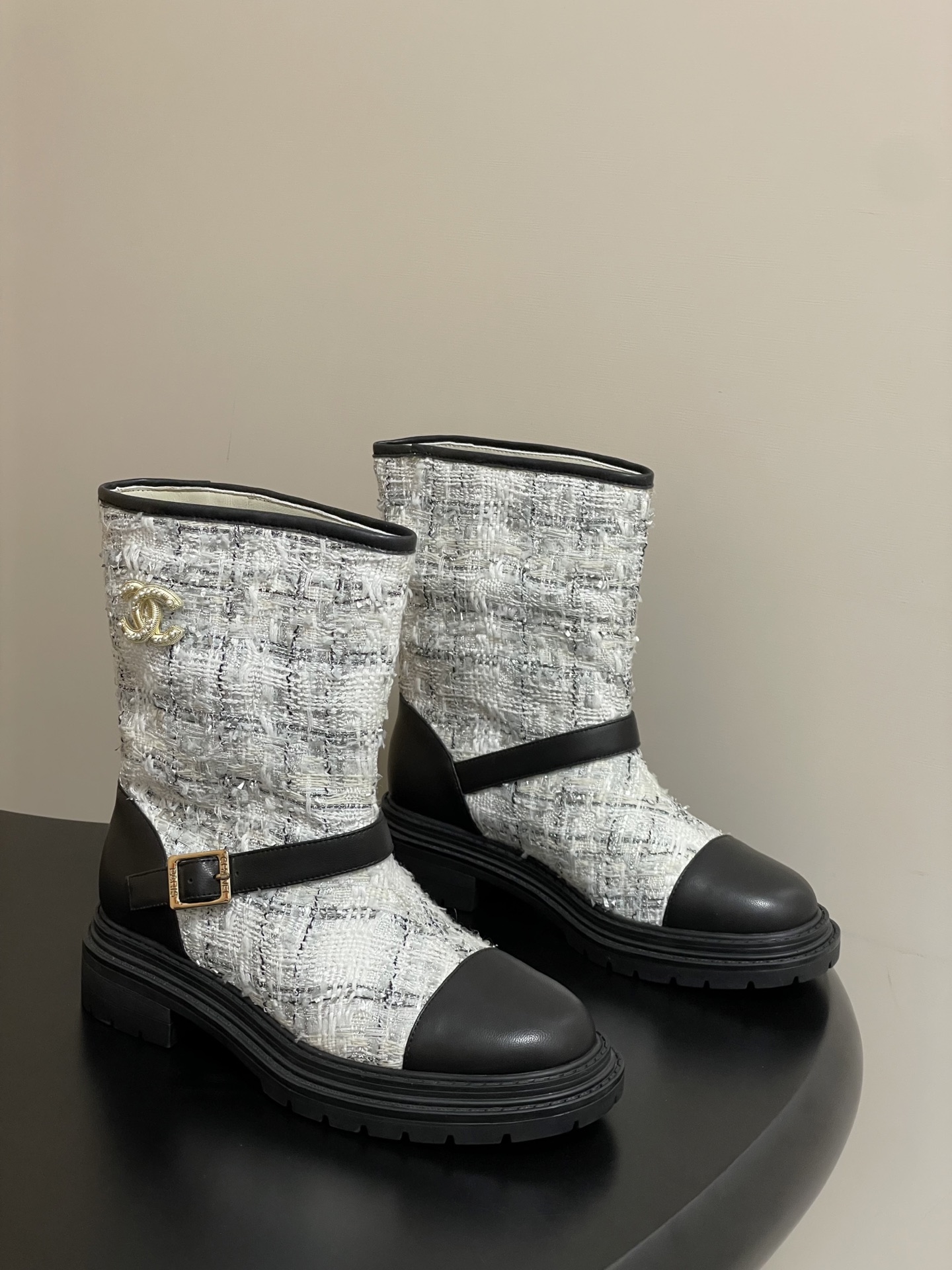 NO:480962,- 25FW autumn and winter new Chanel small fragrance C-button short boots, buckle woolen short tube ankle boots, thick-soled short boots, comfortable and lazy but not losing their attitude towards life. Versatile shoe style, easy to meet daily travel needs!  The random matching is unique and advanced, and experience various styles!  Upper cowhide / custom wool cloth inner foot pad sheepskin sole combination rubber outsole size 35-39 (40 custom made without return), boots, chanel, boots, cowhide, sheepskin19860909- 25FW秋冬新款Chanel小香双C扣短靴 搭扣毛呢短筒及踝靴厚底短靴 舒适慵懒却不失生活态度 百搭鞋型 日常出行需求轻松满足！随意搭配都很独特高级,体验各种不同的风格！ 鞋面牛皮/定制毛呢布 内里垫脚羊皮 鞋底组合橡胶大底 码数35-39（40定做不退换）,靴子,chanel,boots,cowhide,sheepskin,Women's Shoes