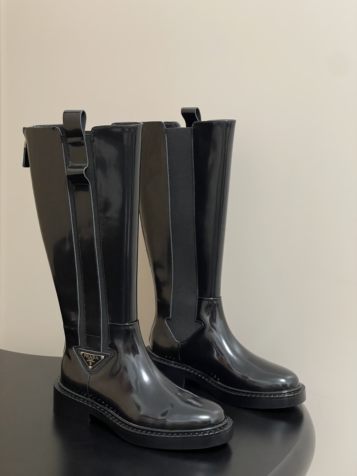 NO:480976,- 25Ss autumn and winter new Prada Prada triangle straight boots Knight boots serrated thick sole elastic boots rear zipper boots This leather boot takes a simple aesthetic style, interprets the essence of contemporary design, and shapes a rich and three-dimensional silhouette. The smooth configuration and metal engraving logo show a distinct personality. Upper open-edge beaded cowhide/cowhide inner foot pad sheepskin heel height 4cm sole foam rubber outsole size 35-39 (40.41 custom made without return), boots, prada, prada, boots, cowhide, sheepskin19860909- 25Ss秋冬新款Prada普拉达三角标直筒长靴骑士靴锯齿厚底松紧靴后拉链长靴 这款皮革靴撷取简约美学风格,诠释当代设计精髓,塑就丰盈立体的廓形.流畅构型与金属刻字徽标彰显鲜明个性. 鞋面开边珠牛皮/牛皮 内里垫脚羊皮 跟高4cm 鞋底发泡橡胶大底 码数35-39（40.41定做不退换）,靴子,prada,prada,boots,cowhide,sheepskin,Women's Shoes