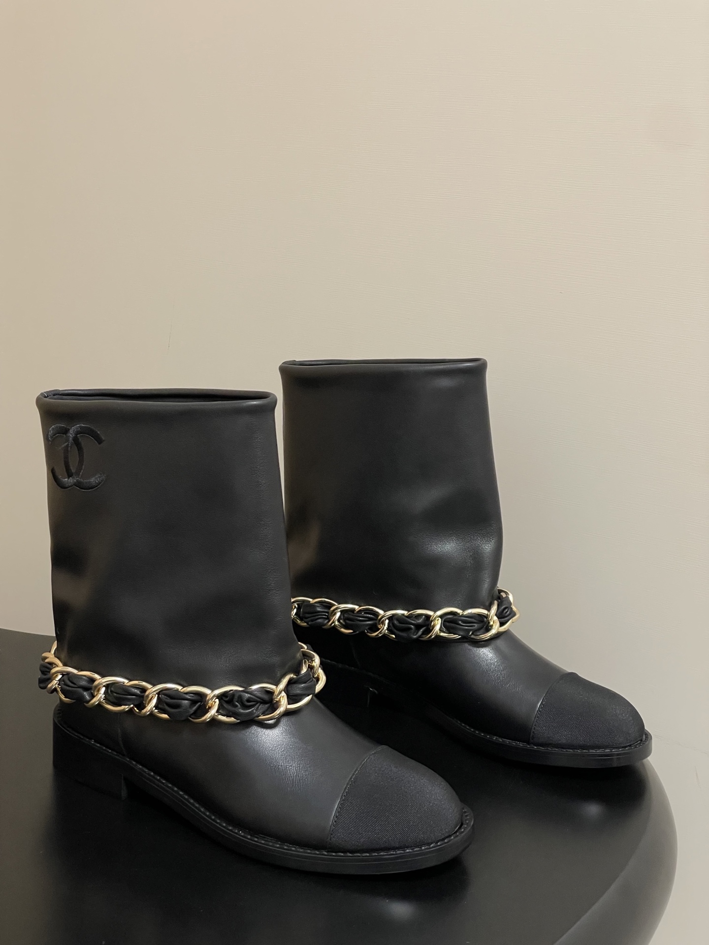 NO:480954,- New Chanel for autumn and winter catwalks, Xiaoxiang 25B for autumn and winter catwalks, big chain boots, flat leg boots, iconic large chain design, make the classics come true!  The rough but exquisite metal chain surrounds the boot, achieving a delicate balance between hardness and softness, and collides with a strong and impactful spark of fashion. When walking, the chain sways gently with the pace, making a pleasant sound, and shows a chic and unruly gesture in every move. The clever design of the heel not only ensures the comfort of wearing, whether it is paired with simple wide-leg pants, creating a casual and atmospheric workplace style, or matching it with short skirts and shorts, showing the playfulness of youth and vitality, or matching it with slim jeans to interpret the casual and fashionable urban style, every step is on the aesthetic point, it is a 'hard product' that can be worn in the closet for ten years. Customized leather uppers, Italian leather soles  Number of codes 35-39 (40.41 custom made without return), boots, chanel, boots, skirts, shorts, jeans, Leather soles19860909- 秋冬走秀新款Chanel 小香25B秋冬走秀款翻口大链条短靴 平底裤管靴 标志性的大链条设计,把经典玩出花！粗旷却不失精致的金属链条环绕靴筒,在硬朗与柔美间达到精妙平衡,碰撞出极具冲击力的时尚火花.行走时 链条随着步伐轻轻晃动,发出悦耳声响 举手投足间尽显潇洒不羁 .中跟的巧妙设计 既保证了穿着的舒适度,无论是搭配简约的阔腿裤.营造随性大气的职场风格 还是与短裙短裤相配 展露青春活力的俏皮感 亦或是配上修身牛仔裤 演绎休闲时尚的都市风情, 每一步都踩在审美点上 是衣橱里能穿十年的“硬货” 鞋面定制皮料 鞋底意大利真皮大底 码数35-39（40.41定做不退换）,靴子,chanel,boots,skirts,shorts,jeans,Leather soles,Women's Shoes