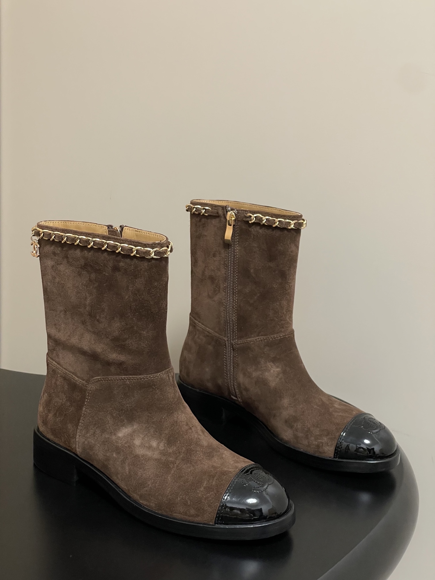 NO:481685,- 25FW autumn and winter new Chanel Xiaoxiang spliced ​​chain short boots classic color-blocking double C-buckle short boots side zipper short boots comfortable and lazy but not losing their attitude towards life. Versatile shoe styles. The daily travel needs are easily met!  The random matching is unique and advanced, and experience various styles!  Upper calfskin/beef velvet inner foot pad sheepskin sole Italian double-layer leather outsole heel height 3.5cm size 35-39 (40 custom made without return or exchange), boots, chanel, boots, cowhide, sheepskin, Leather soles19860909- 25FW秋冬新款Chanel小香拼接链条短靴经典拼色双C扣短筒靴侧拉链短靴 舒适慵懒却不失生活态度 百搭鞋型 日常出行需求轻松满足！随意搭配都很独特高级,体验各种不同的风格！ 鞋面小牛皮/牛反绒 内里垫脚羊皮 鞋底意大利双层真皮大底 跟高3.5cm 码数35-39（40定做不退换）,靴子,chanel,boots,cowhide,sheepskin,Leather soles,Women's Shoes