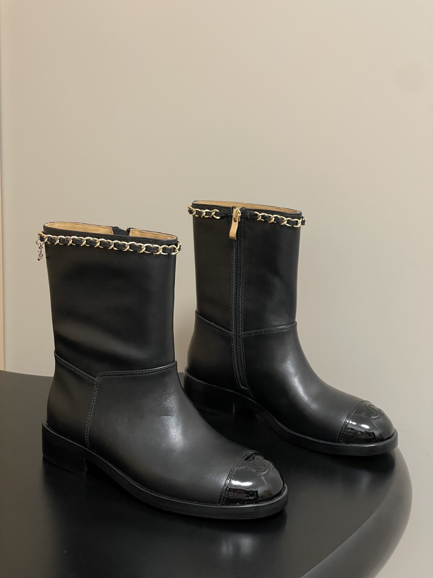 NO:481721,- 25FW autumn and winter new Chanel Xiaoxiang spliced ​​chain short boots classic color-blocking double C-buckle short boots side zipper short boots comfortable and lazy but not losing their attitude towards life. Versatile shoe styles. The daily travel needs are easily met!  The random matching is unique and advanced, and experience various styles!  Upper calfskin/beef reverse velvet inner foot pad sheepskin sole Italian double-layer leather outsole size 35-39 (40 custom made without return or exchange), boots, chanel, boots, cowhide, sheepskin, Leather soles19860909- 25FW秋冬新款Chanel小香拼接链条短靴经典拼色双C扣短筒靴侧拉链短靴 舒适慵懒却不失生活态度 百搭鞋型 日常出行需求轻松满足！随意搭配都很独特高级,体验各种不同的风格！ 鞋面小牛皮/牛反绒 内里垫脚羊皮 鞋底意大利双层真皮大底 码数35-39（40定做不退换）,靴子,chanel,boots,cowhide,sheepskin,Leather soles,Women's Shoes