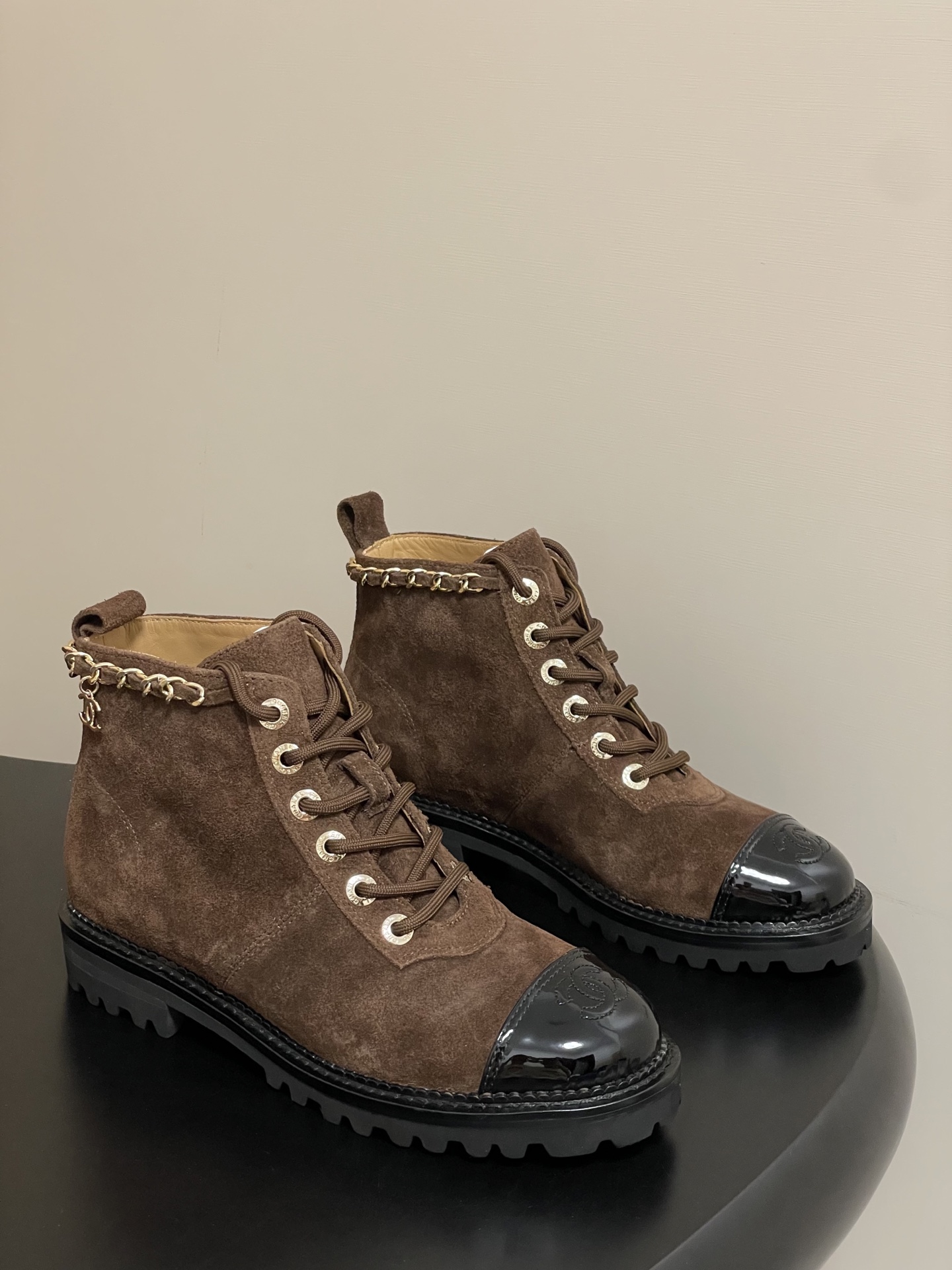 Chanel Bottines Martin Classiques en Cuir Suédé avec Chaîne et Logo CC