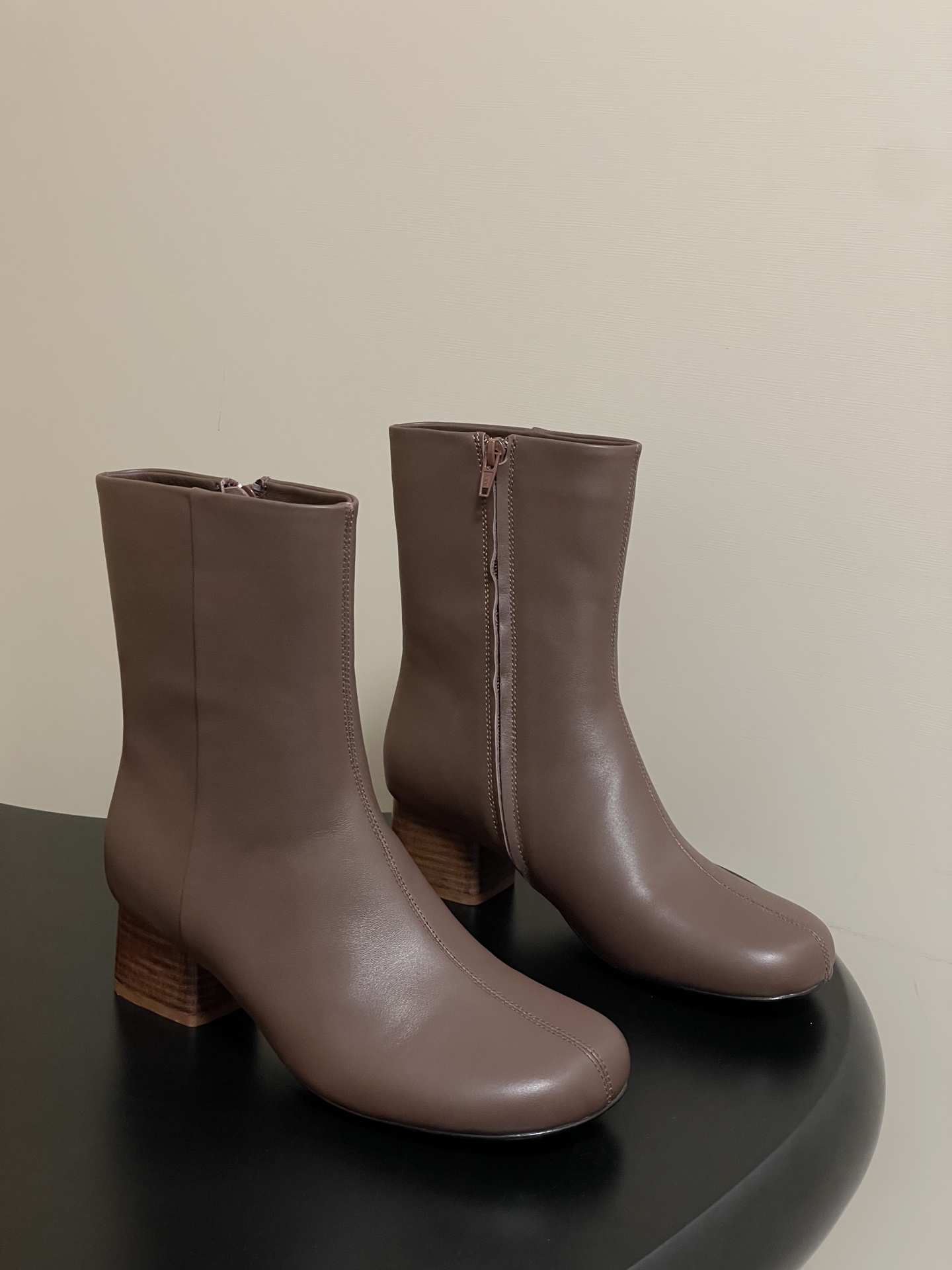 NO:490224,- LEMAIRE 2025 early autumn new style, thick heel round toe simple high-end short boots side zipper high-heeled ankle boots This pair of hot is just exploding. What a great pair!  Very simple and casual, low-key and tasteful, exuding a charming temperament everywhere!  I really like a pair of high-end and practical shoes that are expressed in this casual and lazy way!  Upper top layer cowhide, inner foot pad water dyed sheepskin, sole Italian leather outsole, heel height 5cm, size 35-39 (40.41.42 custom made without return), boots, boots, cowhide, sheepskin, Leather soles19860909- LEMAIRE 2025早秋新款 粗跟圆头简约高级短靴侧拉链高跟踝靴 这双热度直接爆炸啦 太好看的一双啦！极简随意,低调有品,处处散发着迷人的气质！ 一双高级又实用的好鞋用这种随意又慵懒的方式表达出来,我真的超级喜欢！ 鞋面头层牛皮 内里垫脚水染羊皮 鞋底意大利真皮大底 跟高5cm 码数35-39（40.41.42定做不退换）,靴子,boots,cowhide,sheepskin,Leather soles,Women's Shoes