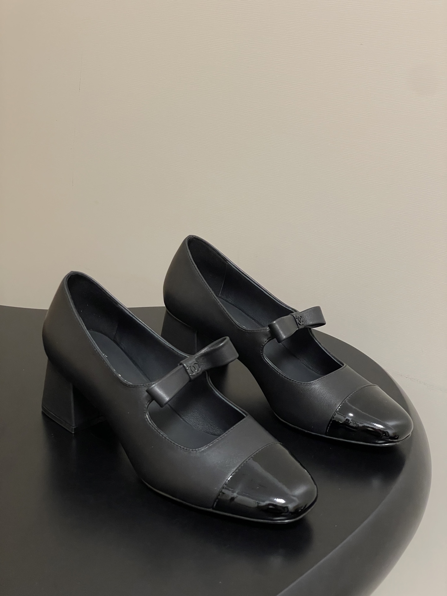 NO:483446,- New Chanel 25B Xiaoxiang bow Mary Zhen shoes Classic double C small button high sole ballet shoes Classic double C bow, Xiangjia high-end feel always convincing. It looks simple style but it is inexplicably high-end on the feet. Absolute girlish feeling. Comfortable and easy to wear. Upper sheepskin/cow patent leather inner foot pad sheepskin sole Italian leather outsole heel height 5cm size 35-39 (40.41 custom made without return or exchange), single shoes, chanel, chanel, mary jane, sheepskin, Leather soles19860909- 早秋新款Chanel 25B 小香蝴蝶结玛丽珍鞋经典双C小扣高底芭蕾舞鞋 经典双C蝴蝶结,香家高级感这块总让人大写的服气 看起来简单的款式 但上脚就莫名很高级 绝对的少女感 舒适好穿 鞋面羊皮/牛漆皮 内里垫脚羊皮 鞋底意大利真皮大底 跟高5cm 码数35-39（40.41定做不退换）,单鞋,chanel,chanel,mary jane,sheepskin,Leather soles,Women's Shoes