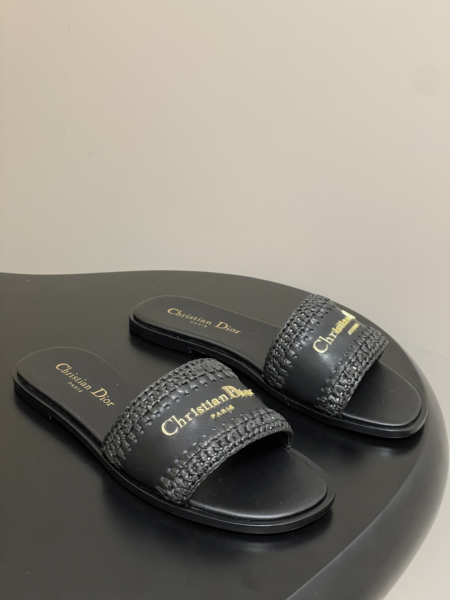 NO:483430,- 25ss Spring and Summer New Dior Dior Dior Dior Viera D-Lane Sandals Cowhide Leather and Natural Color Raffia effect woven flat slippers CD letter hardware buckle straw sandals This D-Lane sandals come from the Dioreviera limited series, highlighting the classic style and creating an elegant look. It is carefully crafted from cowhide leather, paired with natural color Raffia effect woven embroidery, the upper is decorated with gold-finished metal Christian Dior Paris logo, which is recognizable. The padded cowhide leather innersole creates a comfortable wearing experience, the simple design is easy to put on and take off, and can create a casual look. It can be matched with other items in the Dioreviera limited series. Custom raffia braid/cowhide upper sole double-layer Italian leather outsole high flat bottom  Number of codes 35-39 (34.40.41.42.43 Custom made without return or exchange), slippers, dior, dior, slippers, espadrilles, cowhide, Leather soles19860909- 25ss春夏新款Dior 迪奥Dioriviera D-Lane凉拖 牛皮革和自然色酒椰草效果编织平底拖鞋CD字母五金扣草编凉拖鞋 这款 D-Lane凉拖来自Dioriviera限定系列,彰显经典风格,打造典雅造型.采用牛皮革精心制作,搭配自然色酒椰草效果编织刺绣,鞋面饰以金色饰面金属Christian Dior Paris标志,富有辨识度.加垫牛皮革内底打造舒适的穿着体验,简约设计便于穿脱,可打造休闲造型.可与Dioriviera 限定系列的其他单品搭配. 鞋面定制酒椰草编织/牛皮 鞋底双层意大利真皮大底 跟高平底 码数35-39（34.40.41.42.43定做不退换）,拖鞋,dior,dior,slippers,espadrilles,cowhide,Leather soles,Women's Shoes