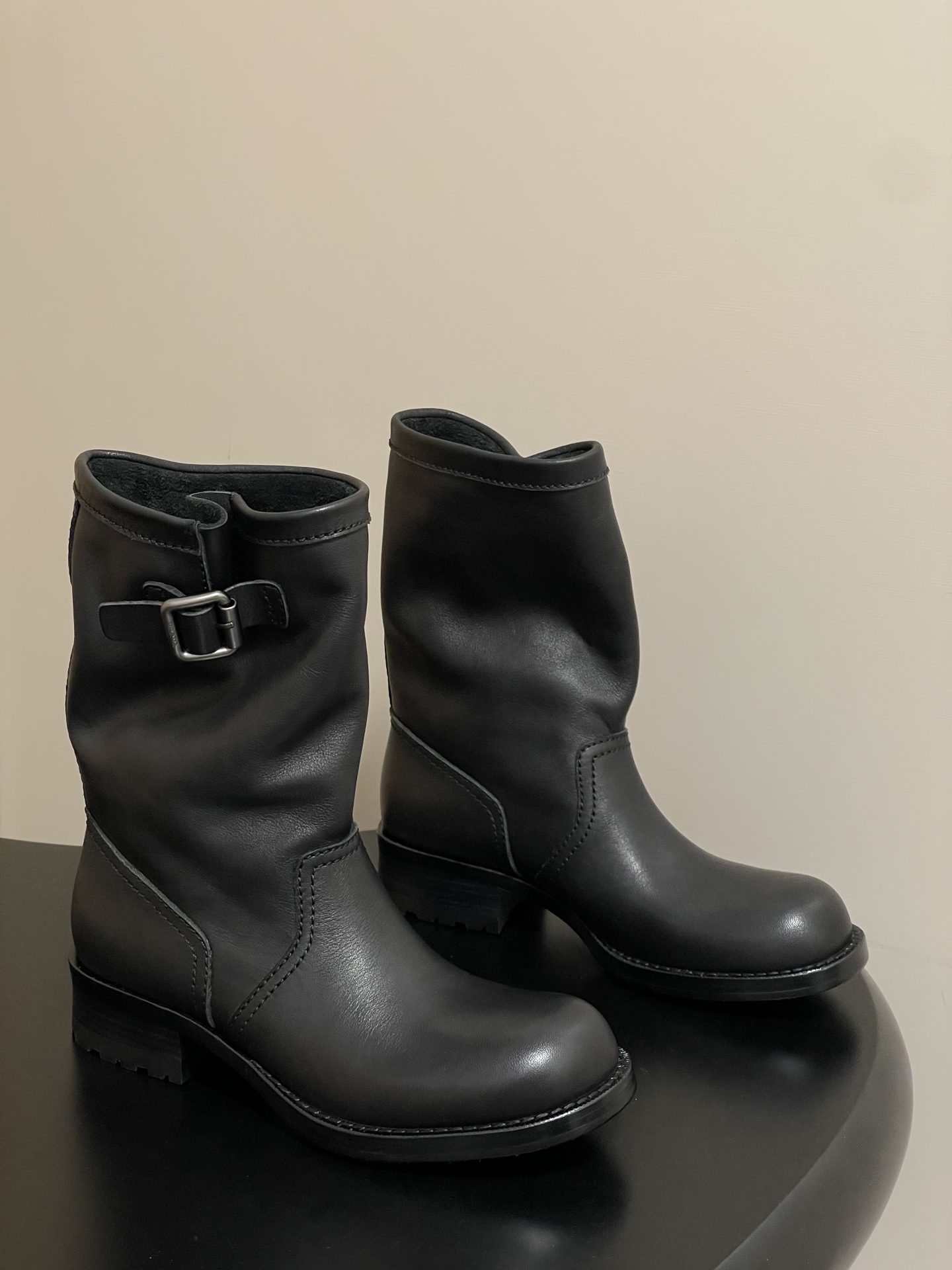 NO:484941,- Top quality 25Fw autumn and winter new Prada Prada's latest hit pile boots retro western denim boots one-tread wide boots belt buckle thick-soled short boots classic belt buckle design is like a time key!  Open the door to blend retro and modernity. The luster of the metal buckle and the texture of the leather complement each other. Every texture and every buckle tells the P family's persistent pursuit of exquisite craftsmanship. The outline of the boot cleverly combines the elegance of the past and the personality of the present. The old-fashioned leather carries the traces of time, as if telling a fashionable story, while the simple and neat lines give its modern and neat figure, which makes every step exude a unique charm. Whether it is matched with a retro dress or a casual jeans, it can become the finishing touch, allowing you to interpret your own unique style on the fashionable stage and become the focus of everyone's attention!  Upper water dyed calfskin inner foot padded cowhide heel height 4cm sole genuine leather edge strip/leather combination rubber outsole size 35-39 (40.41.42 custom made without return), boots, prada, prada, boots, skirts, jeans, cowhide19860909-顶级品质 25Fw秋冬新款Prada 普拉达最新爆款堆堆靴复古西部牛仔靴一脚蹬宽筒靴皮带扣厚底短靴 经典的皮带扣设计如同一把时光钥匙！打开复古与摩登交融的大门.金属扣的光泽与皮革的质感相互映衬,每一道纹理、每一次扣合.都诉说着P家对精湛工艺的执着追求. 靴子的轮廓 巧妙融合了往昔的优雅与当下的个性.做旧效果的皮革 带着岁月的痕迹 仿佛在讲述着时尚的故事 而简洁利落的线条则赋予其现代感的利落身姿让每一步都散发着独特的魅力. 无论是搭配复古风的连衣裙,还是率性的牛仔裤 都能成为点睛之笔,让你在时尚的舞台上 演绎属于自己的独特风格,成为众人瞩目的焦点！ 鞋面水染小牛皮 内里垫脚牛皮 跟高4cm 鞋底真皮沿条/真皮组合橡胶大底 码数35-39（40.41.42定做不退换）,靴子,prada,prada,boots,skirts,jeans,cowhide,Women's Shoes