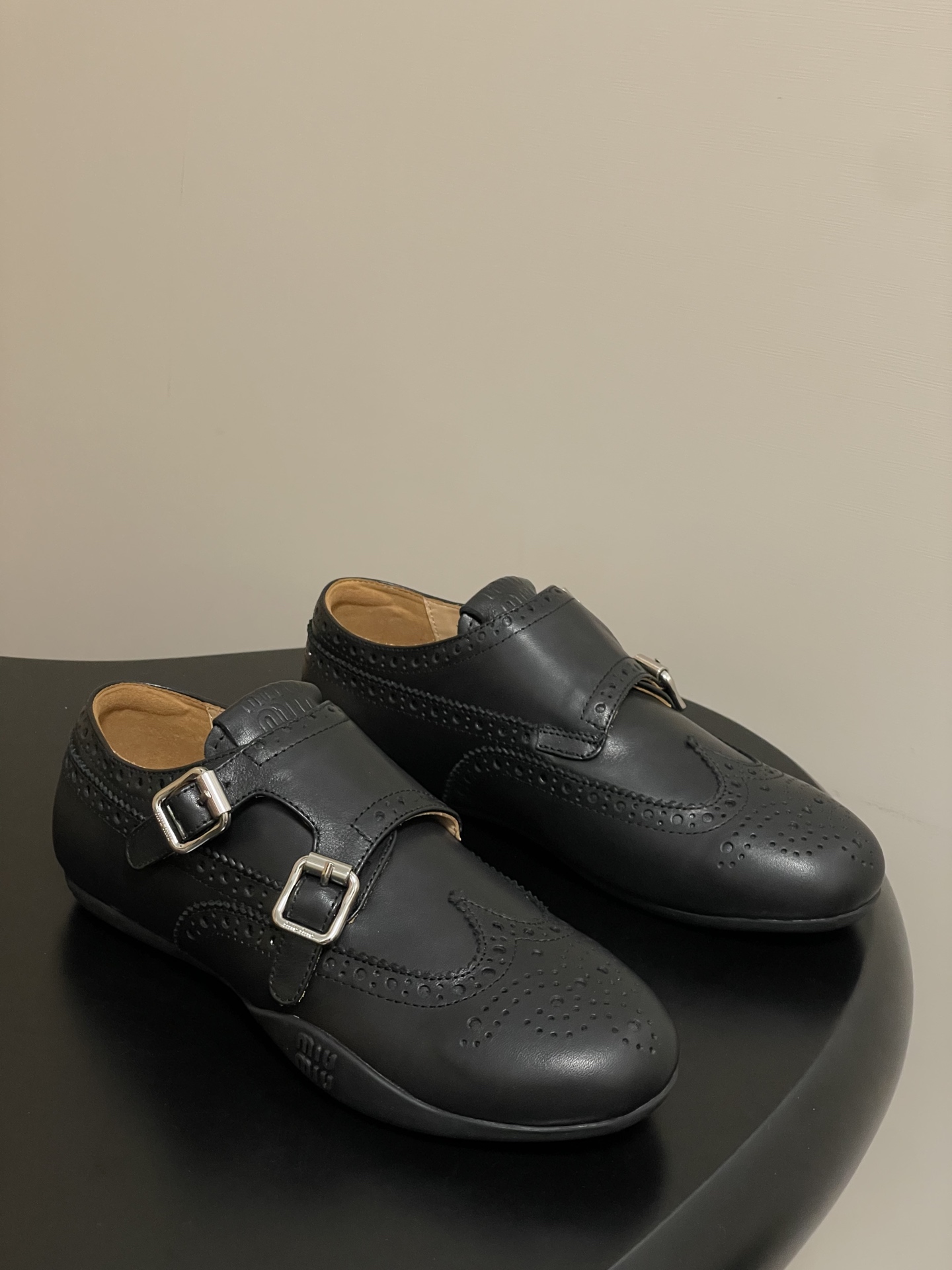 NO:484976,- Miu Miu 25ss Miu Miu Spring and Summer new catwalk Brock carved buckle Mary Zhen Deshuang shoes Retro casual sneakers Modeled on classic retro shoe shapes Textured leather outlines smooth lines Retro contour metal buckle and shoelace design cleverly blend, breaking the convention, injecting unrestrained soul into the whole, and every step is a casual and fashionable attitude. With the concept of the love at this moment, it is diverse and conveying the modern style~ It looks good no matter how you wear it this summer fashionista favorite, super comfortable to wear, imported cowhide, inner foot pad sheepskin, original open molded rubber outsole, size 35-39 (40.41 custom made without return), leather shoes, miumiu, mary jane, sneakers, cowhide, sheepskin19860909- Miu Miu 25ss 缪缪春夏新款走秀款 布洛克雕花搭扣 玛丽珍款德训鞋 复古休闲运动鞋 以经典复古鞋型为蓝本 质感皮革勾勒流畅线条 复古轮廓金属扣与鞋带设计巧妙融合 打破常规 为整体注入不羁灵魂 每一步都踏出随性又时髦的态度. 与此刻挚爱的概念,多元对撞,传达现代风格~ 怎么穿都好看今夏时髦精最爱 上脚超级舒服 鞋面进口擦色牛皮 内里垫脚羊皮 鞋底原版开模橡胶大底 码数35-39（40.41定做不退换）,皮鞋,miumiu,mary jane,sneakers,cowhide,sheepskin,Women's Shoes